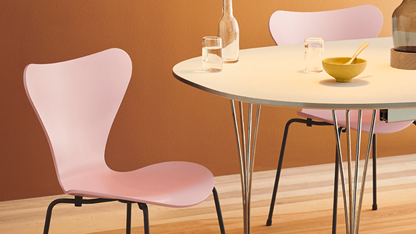 &#x39F;&#x3B9; iconic &#x3BA;&#x3B1;&#x3C1;&#x3AD;&#x3BA;&#x3BB;&#x3B5;&#x3C2; &#x3C4;&#x3BF;&#x3C5; Arne Jacobsen &#x3BA;&#x3C5;&#x3BA;&#x3BB;&#x3BF;&#x3C6;&#x3BF;&#x3C1;&#x3BF;&#x3CD;&#x3BD; &#x3C3;&#x3B5; &#x3BC;&#x3AF;&#x3B1; &#x3BD;&#x3AD;&#x3B1; &#x3C7;&#x3C1;&#x3C9;&#x3BC;&#x3B1;&#x3C4;&#x3B9;&#x3BA;&#x3AE; &#x3C0;&#x3B1;&#x3BB;&#x3AD;&#x3C4;&#x3B1;