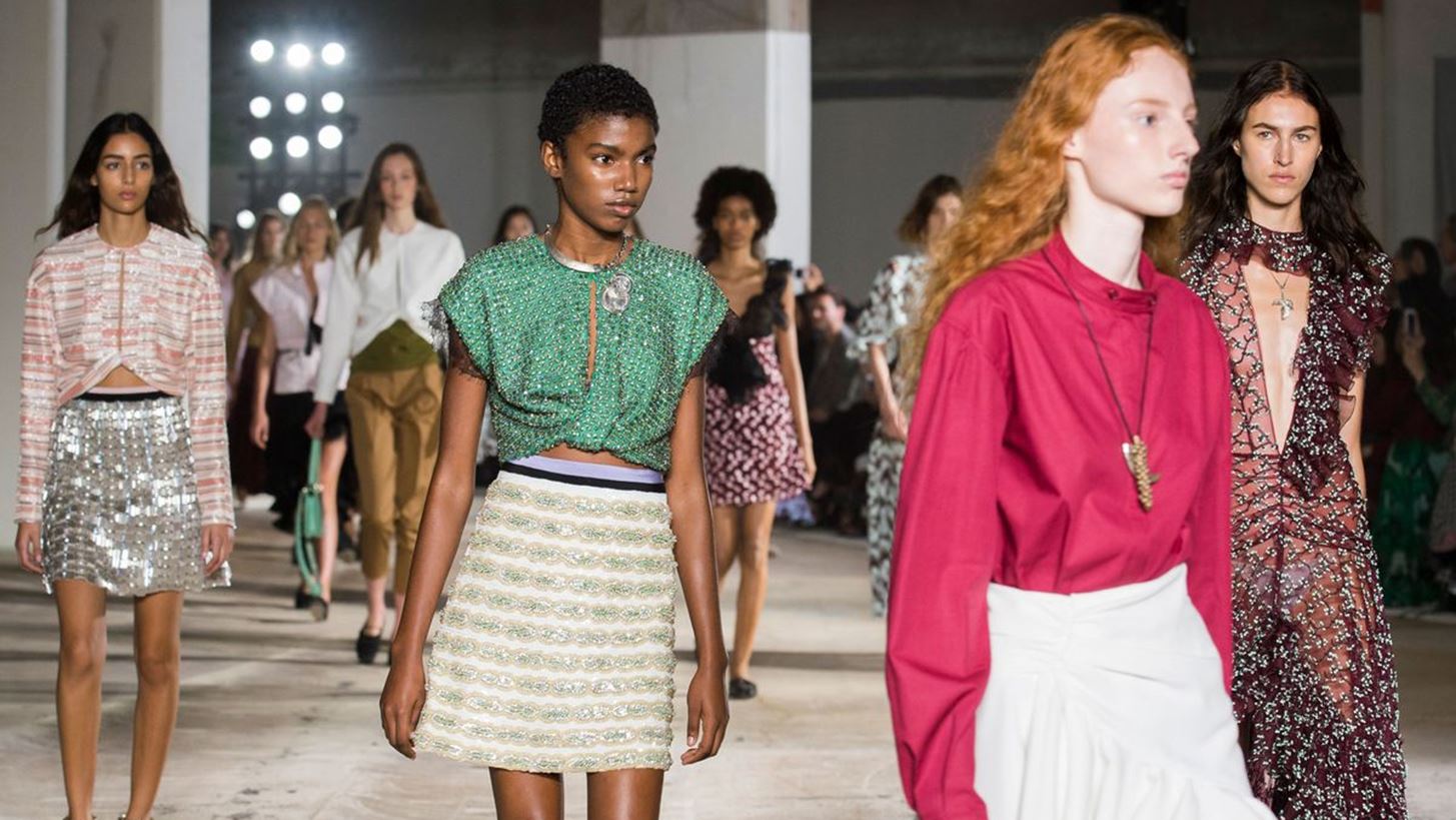 Alexander McQueen, Giambattista Valli S/S &#x27;18: &#x3A4;&#x3B1; &#x3C9;&#x3C1;&#x3B1;&#x3B9;&#x3CC;&#x3C4;&#x3B5;&#x3C1;&#x3B1; looks &#x3C4;&#x3C9;&#x3BD; &#x3C3;&#x3C5;&#x3BB;&#x3BB;&#x3BF;&#x3B3;&#x3CE;&#x3BD;