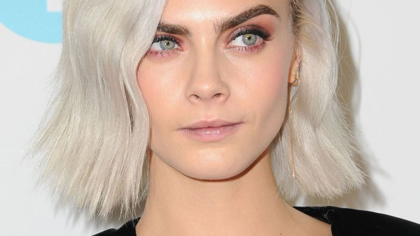 H Cara Delevingne &#x3AC;&#x3BB;&#x3BB;&#x3B1;&#x3BE;&#x3B5; (&#x3B3;&#x3B9;&#x3B1; &#x3B1;&#x3BA;&#x3CC;&#x3BC;&#x3B7; &#x3BC;&#x3B9;&#x3B1; &#x3C6;&#x3BF;&#x3C1;&#x3AC;) look &#x3C3;&#x3C4;&#x3B1; &#x3BC;&#x3B1;&#x3BB;&#x3BB;&#x3B9;&#x3AC; &#x3C4;&#x3B7;&#x3C2;