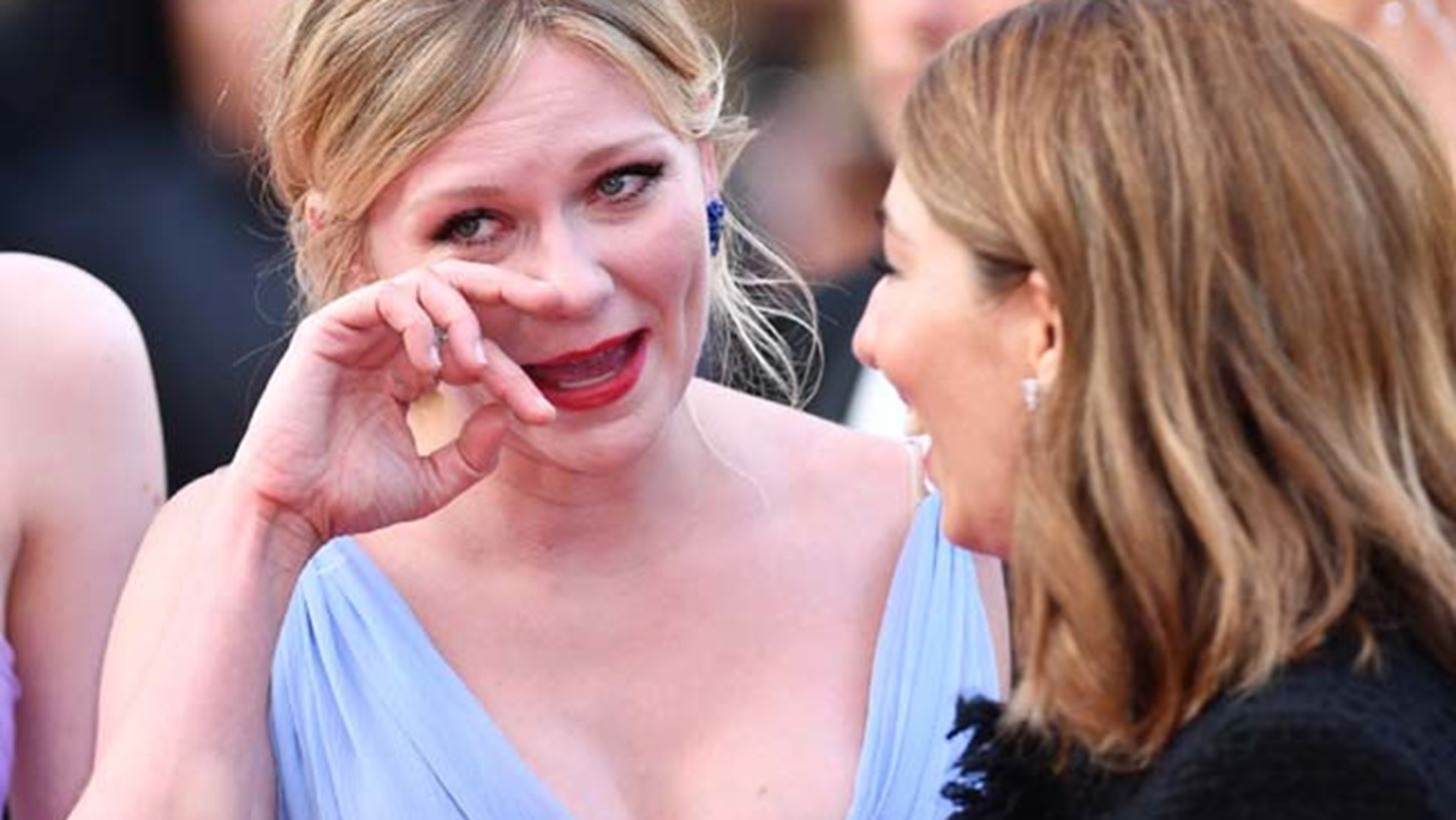 Kirsten Dunst: &#x39C;&#x3B5; &#x3B4;&#x3AC;&#x3BA;&#x3C1;&#x3C5;&#x3B1; &#x3C3;&#x3C4;&#x3BF; &#x3BA;&#x3CC;&#x3BA;&#x3BA;&#x3B9;&#x3BD;&#x3BF; &#x3C7;&#x3B1;&#x3BB;&#x3AF; &#x3C4;&#x3BF;&#x3C5; &#x3C6;&#x3B5;&#x3C3;&#x3C4;&#x3B9;&#x3B2;&#x3AC;&#x3BB; &#x3C4;&#x3C9;&#x3BD; &#x39A;&#x3B1;&#x3BD;&#x3BD;&#x3CE;&#x3BD;