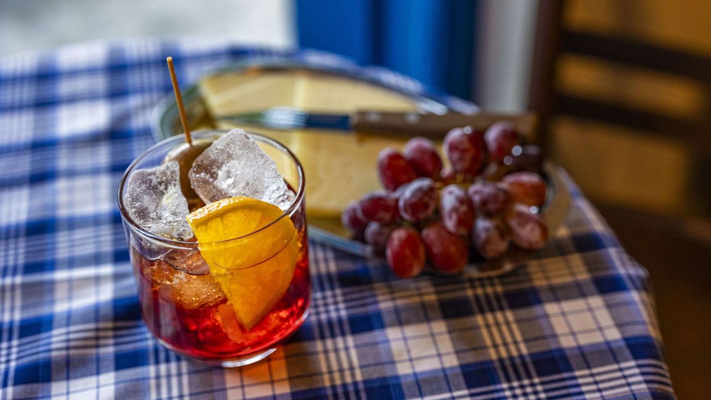 &#x393;&#x3B9;&#x3B1;&#x3C4;&#x3AF; &#x3B1;&#x3BD;&#x3BF;&#x3AF;&#x3B3;&#x3BF;&#x3C5;&#x3BD; &#x3C4;&#x3CC;&#x3C3;&#x3B1; &#x3C0;&#x3BF;&#x3BB;&#x3BB;&#x3AC; wine bars &#x3BA;&#x3B1;&#x3B9; spritz&#x3B5;&#x3C1;&#x3AF;&#x3B5;&#x3C2; &#x3C3;&#x3C4;&#x3B7;&#x3BD; &#x391;&#x3B8;&#x3AE;&#x3BD;&#x3B1;