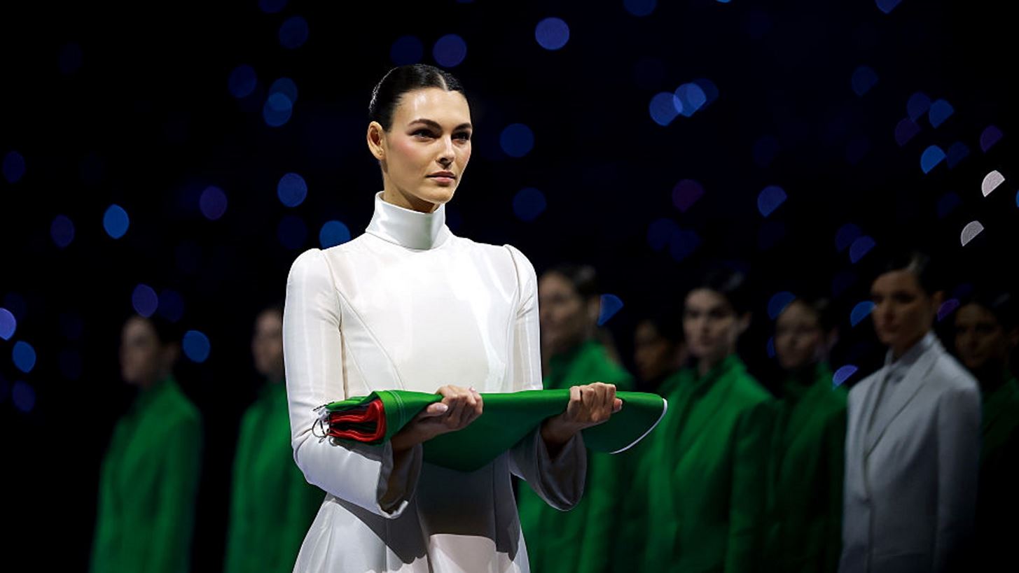 Vittoria Ceretti | Περπάτησε στα βήματα της Carla Bruni 20 χρόνια αργότερα στην τελετή έναρξης των Ολυμπιακών Αγώνων στο Μιλάνο