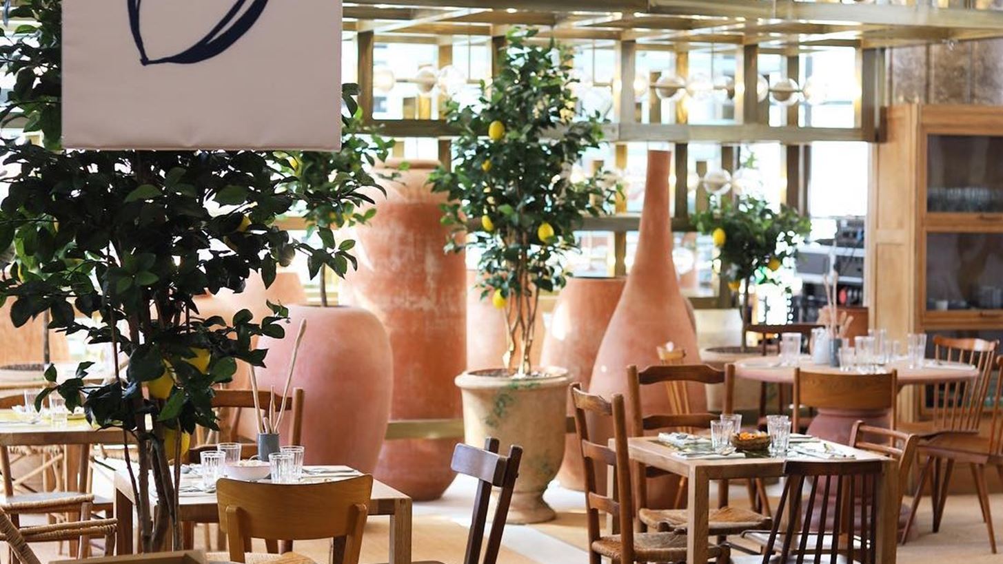 O Jacquemus &#x3AC;&#x3BD;&#x3BF;&#x3B9;&#x3BE;&#x3B5; &#x3C4;&#x3BF; &#x3C0;&#x3B9;&#x3BF; &#x3C6;&#x3B1;&#x3BD;&#x3C4;&#x3B1;&#x3C3;&#x3C4;&#x3B9;&#x3BA;&#x3CC; caf&#xE9; &#x3C3;&#x3C4;&#x3BF; &#x3A0;&#x3B1;&#x3C1;&#x3AF;&#x3C3;&#x3B9;