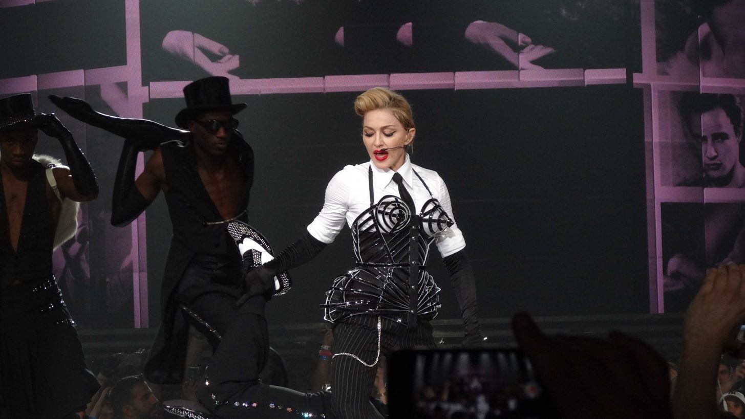 Madonna | &#x397; &#x3C3;&#x3C5;&#x3B3;&#x3BA;&#x3BB;&#x3BF;&#x3BD;&#x3B9;&#x3C3;&#x3C4;&#x3B9;&#x3BA;&#x3AE; &#x3BF;&#x3BC;&#x3B9;&#x3BB;&#x3AF;&#x3B1; &#x3C4;&#x3B7;&#x3C2; &#x3B3;&#x3B9;&#x3B1; &#x3C4;&#x3BF;&#x3BD; &#x3C0;&#x3CC;&#x3BB;&#x3B5;&#x3BC;&#x3BF; &#x3C3;&#x3C4;&#x3BF; &#x399;&#x3C3;&#x3C1;&#x3B1;&#x3AE;&#x3BB;