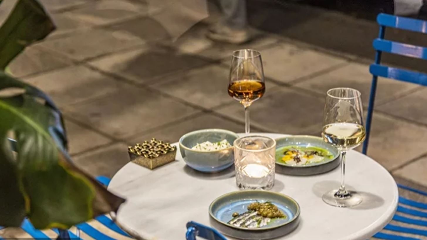O Romain Gavras &#x3AC;&#x3BD;&#x3BF;&#x3B9;&#x3BE;&#x3B5; wine bar &#x3C3;&#x3C4;&#x3BF; &#x39D;&#x3AD;&#x3BF; &#x39A;&#x3CC;&#x3C3;&#x3BC;&#x3BF;