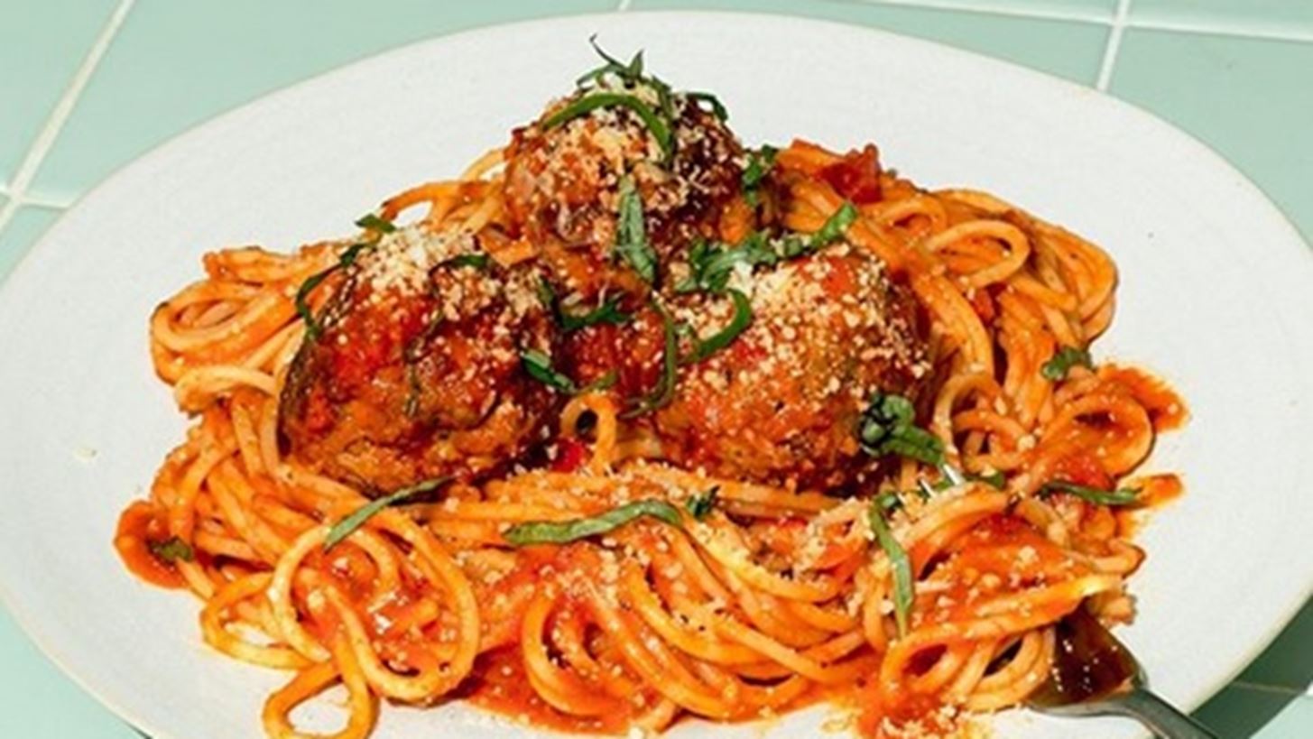 &#x397; Chrissy Teigen &#x3B4;&#x3AF;&#x3BD;&#x3B5;&#x3B9; &#x3C4;&#x3B7;&#x3BD; &#x3C4;&#x3AD;&#x3BB;&#x3B5;&#x3B9;&#x3B1; &#x3C3;&#x3C5;&#x3BD;&#x3C4;&#x3B1;&#x3B3;&#x3AE; &#x3B3;&#x3B9;&#x3B1; &#x3A3;&#x3C0;&#x3B1;&#x3B3;&#x3B3;&#x3AD;&#x3C4;&#x3B9; &#x3BA;&#x3B1;&#x3B9; &#x39A;&#x3B5;&#x3C6;&#x3C4;&#x3B5;&#x3B4;&#x3AC;&#x3BA;&#x3B9;&#x3B1;