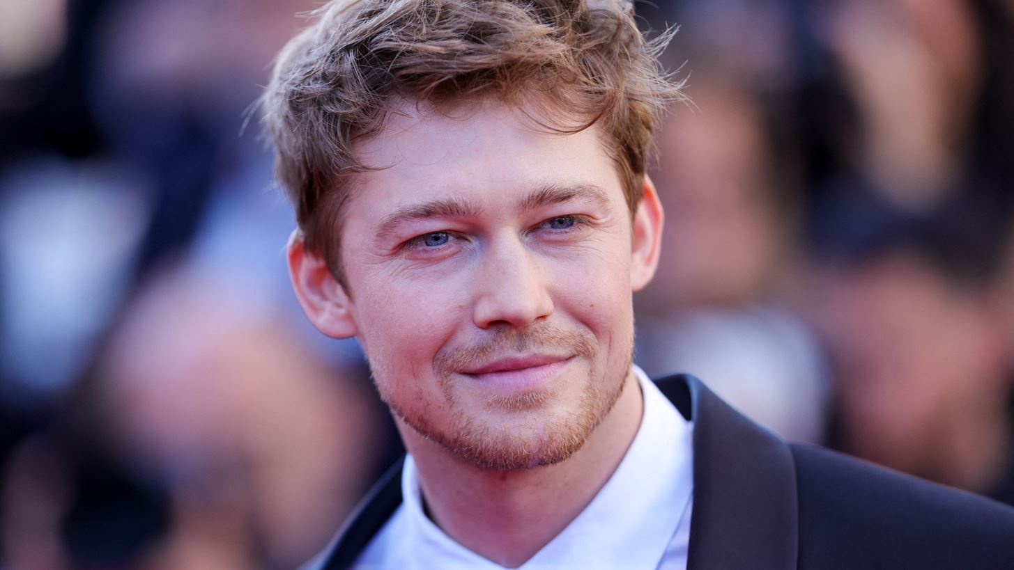 Kinds of Kindness | &#x39F; Joe Alwyn &#x3B4;&#x3B5; &#x3BC;&#x3C0;&#x3BF;&#x3C1;&#x3B5;&#x3AF; &#x3BD;&#x3B1; &quot;&#x3BC;&#x3C0;&#x3B5;&#x3B9;&quot; &#x3C3;&#x3C4;&#x3BF; &#x3BC;&#x3C5;&#x3B1;&#x3BB;&#x3CC; &#x3C4;&#x3BF;&#x3C5; &#x39B;&#x3AC;&#x3BD;&#x3B8;&#x3B9;&#x3BC;&#x3BF;&#x3C5;