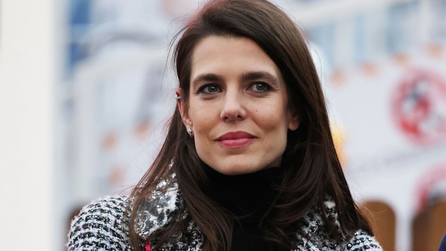 Charlotte Casiraghi | &#x3A0;&#x3CE;&#x3C2; &#x3C6;&#x3CC;&#x3C1;&#x3B5;&#x3C3;&#x3B5; &#x3BC;&#x3B5; formal &#x3C4;&#x3C1;&#x3CC;&#x3C0;&#x3BF; &#x3AD;&#x3BD;&#x3B1; &#x3C4;&#x3B6;&#x3B9;&#x3BD; &#x3C0;&#x3B1;&#x3BD;&#x3C4;&#x3B5;&#x3BB;&#x3CC;&#x3BD;&#x3B9; &#x3C3;&#x3C4;&#x3BF; fashion show &#x3C4;&#x3BF;&#x3C5; &#x3BF;&#x3AF;&#x3BA;&#x3BF;&#x3C5; Chanel