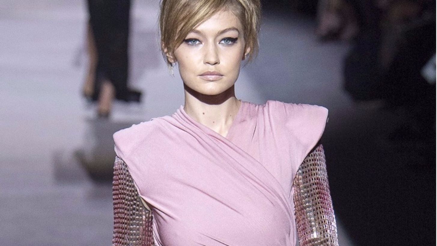 H Gigi Hadid &#x3B1;&#x3C0;&#x3BF;&#x3B4;&#x3B5;&#x3B9;&#x3BA;&#x3BD;&#x3CD;&#x3B5;&#x3B9; &#x3CC;&#x3C4;&#x3B9; &#x3C4;&#x3BF; &#x3C1;&#x3BF;&#x3B6; &#x3C0;&#x3B1;&#x3C1;&#x3B1;&#x3BC;&#x3AD;&#x3BD;&#x3B5;&#x3B9; &#x3B7; &#x3BA;&#x3BF;&#x3C1;&#x3C5;&#x3C6;&#x3B1;&#x3AF;&#x3B1; &#x3C4;&#x3AC;&#x3C3;&#x3B7; &#x3C4;&#x3B7;&#x3C2; &#x3C3;&#x3B5;&#x3B6;&#x3CC;&#x3BD;