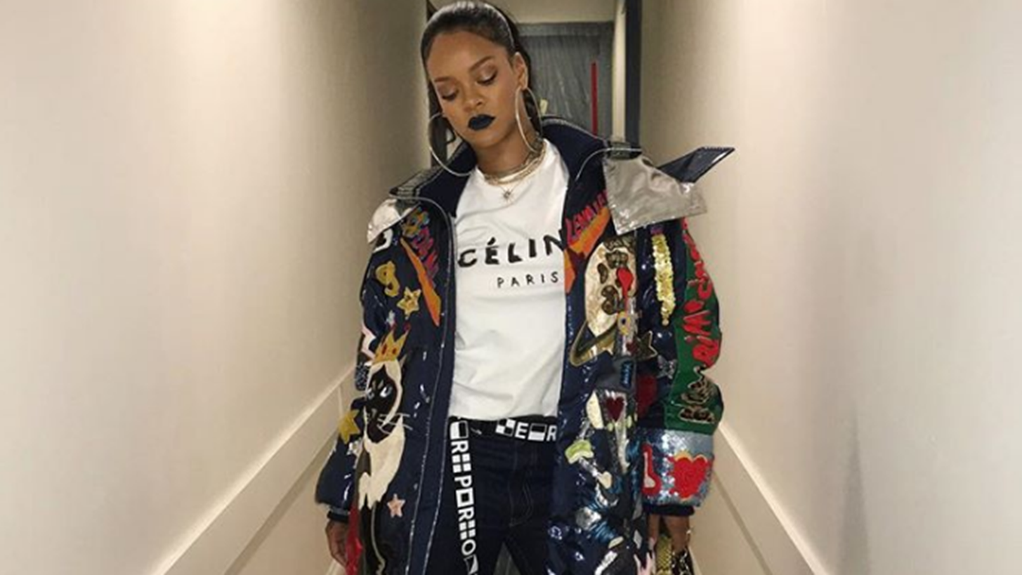 Rihanna: &#x3A0;&#x3C1;&#x3BF;&#x3B5;&#x3C4;&#x3BF;&#x3B9;&#x3BC;&#x3AC;&#x3B6;&#x3B5;&#x3B9; &#x3C4;&#x3BF; &#x3B5;&#x3C0;&#x3CC;&#x3BC;&#x3B5;&#x3BD;&#x3BF; &#x3BB;&#x3B1;&#x3BD;&#x3C3;&#x3AC;&#x3C1;&#x3B9;&#x3C3;&#x3BC;&#x3B1; &#x3C4;&#x3BF;&#x3C5; Fenty Beauty &#x3BC;&#x3B5; &#x3C4;&#x3BF;&#x3BD; &#x3C0;&#x3B9;&#x3BF; stylish &#x3C4;&#x3C1;&#x3CC;&#x3C0;&#x3BF;