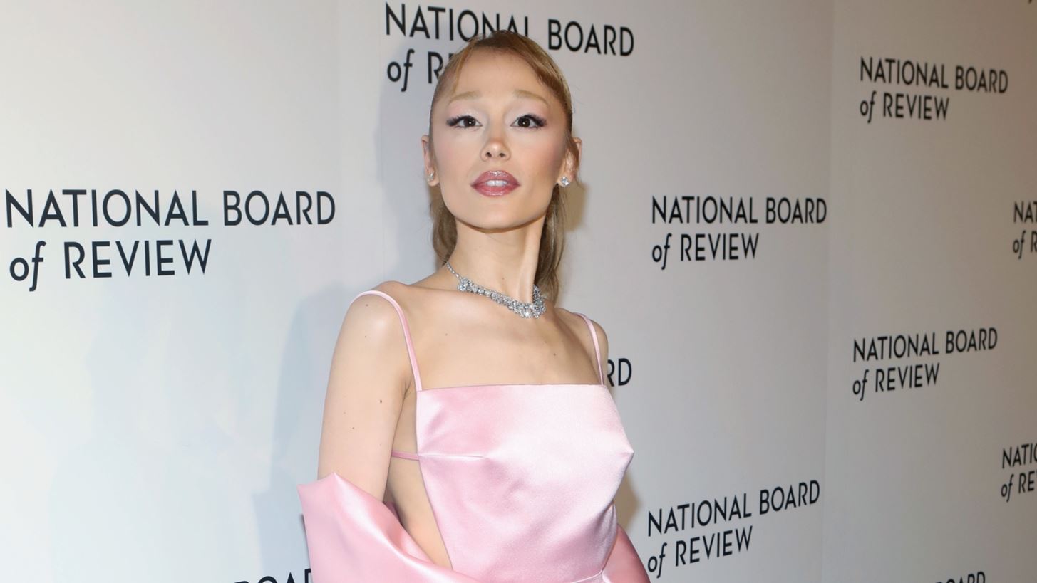 Ariana Grande | &#x39C;&#x3B5; &#x3C1;&#x3BF;&#x3B6; gown Loewe &#x3C3;&#x3C4;&#x3BF; National Board of Review Gala