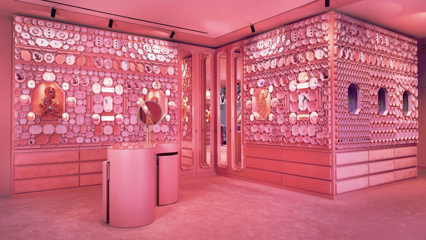 &#x397; Swarovski &#x3B5;&#x3B3;&#x3BA;&#x3B1;&#x3B9;&#x3BD;&#x3B9;&#x3AC;&#x3B6;&#x3B5;&#x3B9; &#x3C4;&#x3BF; &#x3BD;&#x3AD;&#x3BF; &#x3B5;&#x3BC;&#x3B2;&#x3BB;&#x3B7;&#x3BC;&#x3B1;&#x3C4;&#x3B9;&#x3BA;&#x3CC; &#x3BA;&#x3B1;&#x3C4;&#x3AC;&#x3C3;&#x3C4;&#x3B7;&#x3BC;&#x3AC; &#x3C4;&#x3B7;&#x3C2; &#x3C3;&#x3C4;&#x3B7; &#x396;&#x3C5;&#x3C1;&#x3AF;&#x3C7;&#x3B7;