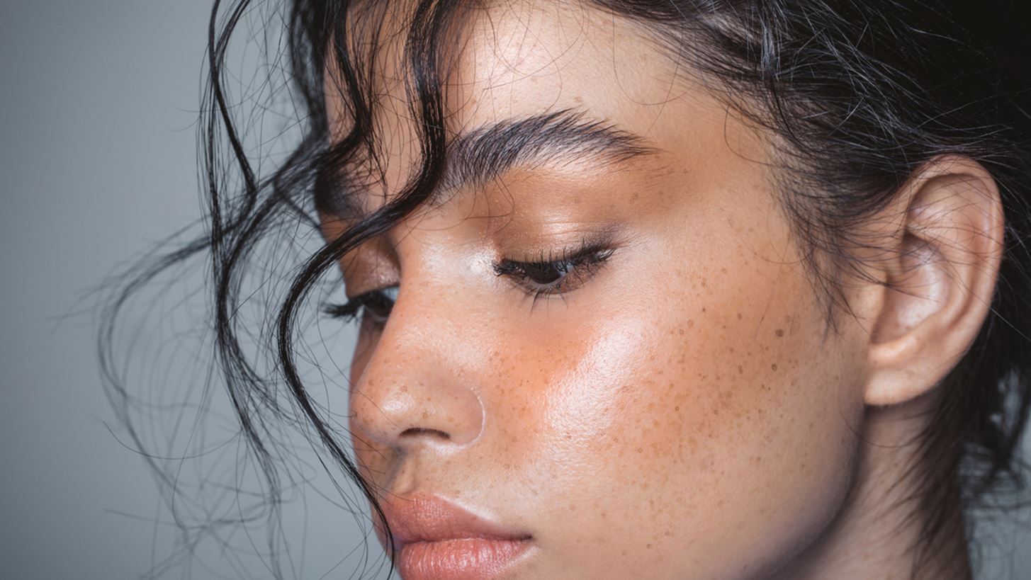 Skinimalism | &#x3A4;&#x3BF; skincare trend &#x3C0;&#x3BF;&#x3C5; &#x3C0;&#x3C1;&#x3BF;&#x3B2;&#x3BB;&#x3AD;&#x3C0;&#x3B5;&#x3C4;&#x3B1;&#x3B9; &#x3BD;&#x3B1; &#x3BA;&#x3C5;&#x3C1;&#x3B9;&#x3B1;&#x3C1;&#x3C7;&#x3AE;&#x3C3;&#x3B5;&#x3B9; &#x3C4;&#x3BF; &#x1FBD;22