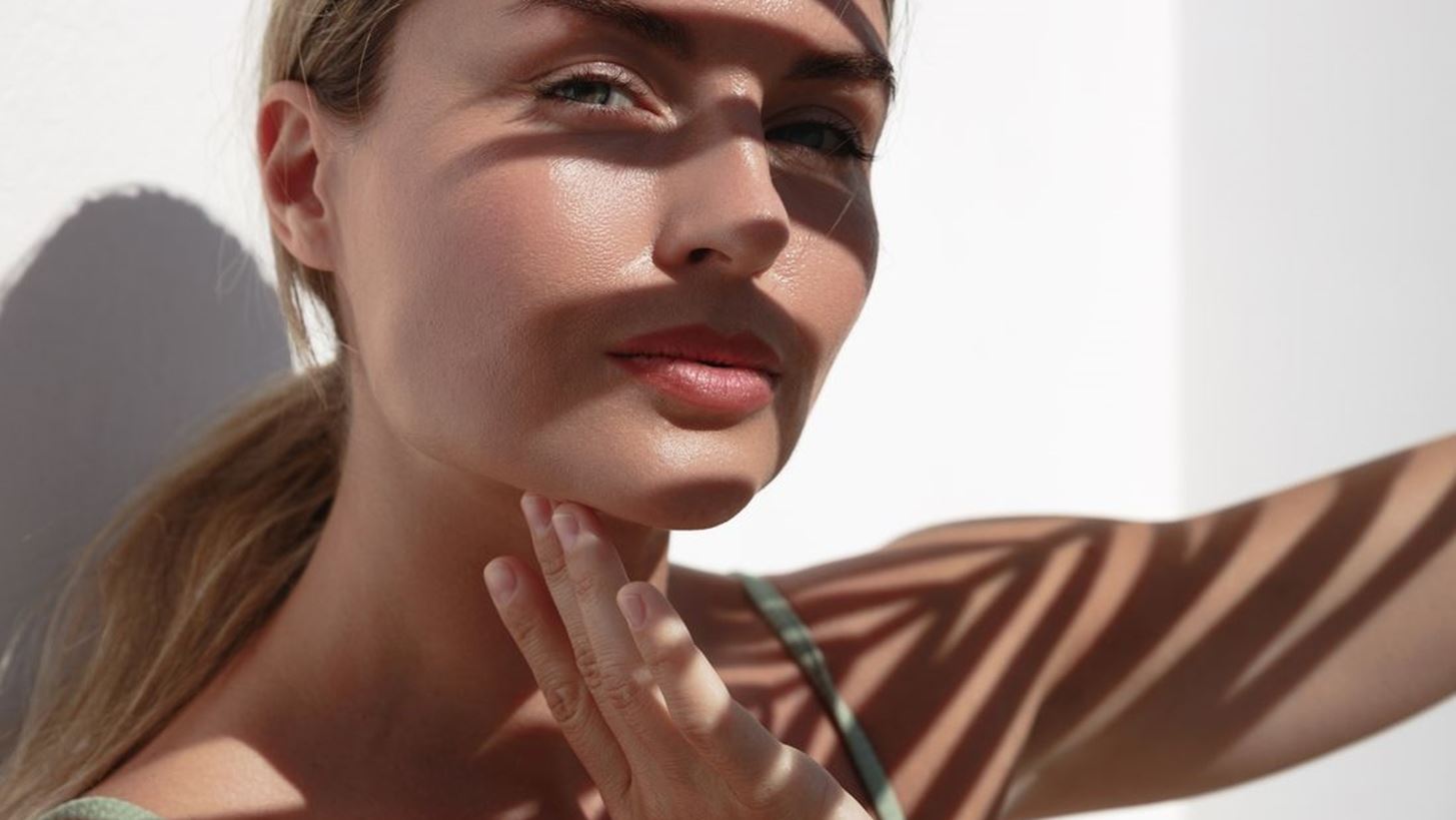 H αντηλιακή κρέμα προσώπου με χρώμα που συνδυάζει προστασία και λάμψη