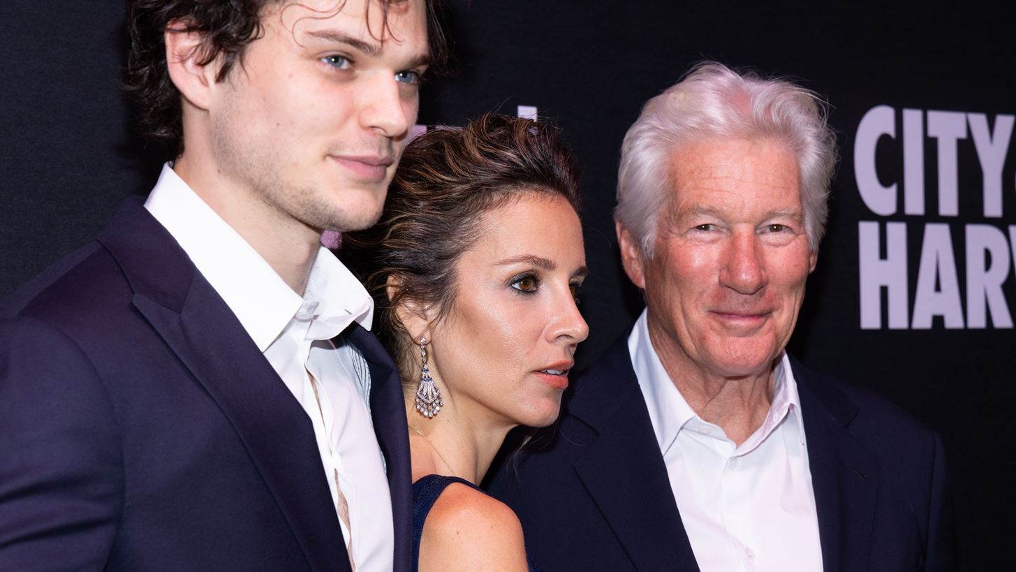 Richard Gere | &#x397; &#x3C3;&#x3C0;&#x3AC;&#x3BD;&#x3B9;&#x3B1; red carpet &#x3B5;&#x3BC;&#x3C6;&#x3AC;&#x3BD;&#x3B9;&#x3C3;&#x3B7; &#x3BC;&#x3B5; &#x3C4;&#x3B7; &#x3C3;&#x3CD;&#x3B6;&#x3C5;&#x3B3;&#x3CC; &#x3C4;&#x3BF;&#x3C5; &#x3BA;&#x3B1;&#x3B9; &#x3C4;&#x3BF;&#x3BD; 25&#x3C7;&#x3C1;&#x3BF;&#x3BD;&#x3BF; &#x3B3;&#x3BF;&#x3B7;&#x3C4;&#x3B5;&#x3C5;&#x3C4;&#x3B9;&#x3BA;&#x3CC; &#x3B3;&#x3B9;&#x3BF; &#x3C4;&#x3BF;&#x3C5;