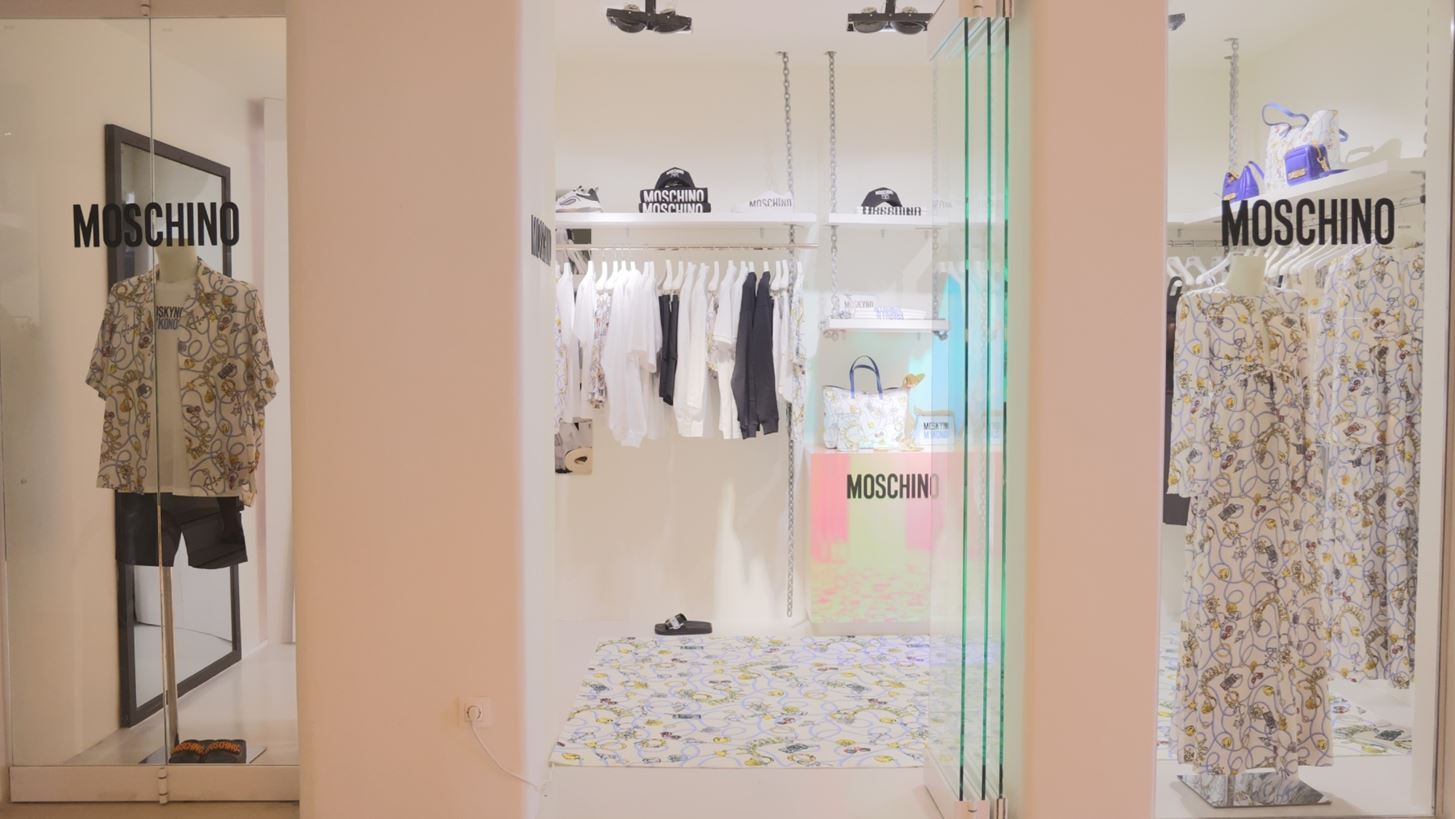 &#x397; &#x3BD;&#x3AD;&#x3B1; pop-up &#x3BC;&#x3C0;&#x3BF;&#x3C5;&#x3C4;&#x3AF;&#x3BA; &#x3C4;&#x3B7;&#x3C2; Moschino &#x3AC;&#x3BD;&#x3BF;&#x3B9;&#x3BE;&#x3B5; &#x3C4;&#x3B9;&#x3C2; &#x3C0;&#x3CC;&#x3C1;&#x3C4;&#x3B5;&#x3C2; &#x3C4;&#x3B7;&#x3C2; &#x3C3;&#x3C4;&#x3B7; &#x39C;&#x3CD;&#x3BA;&#x3BF;&#x3BD;&#x3BF;
