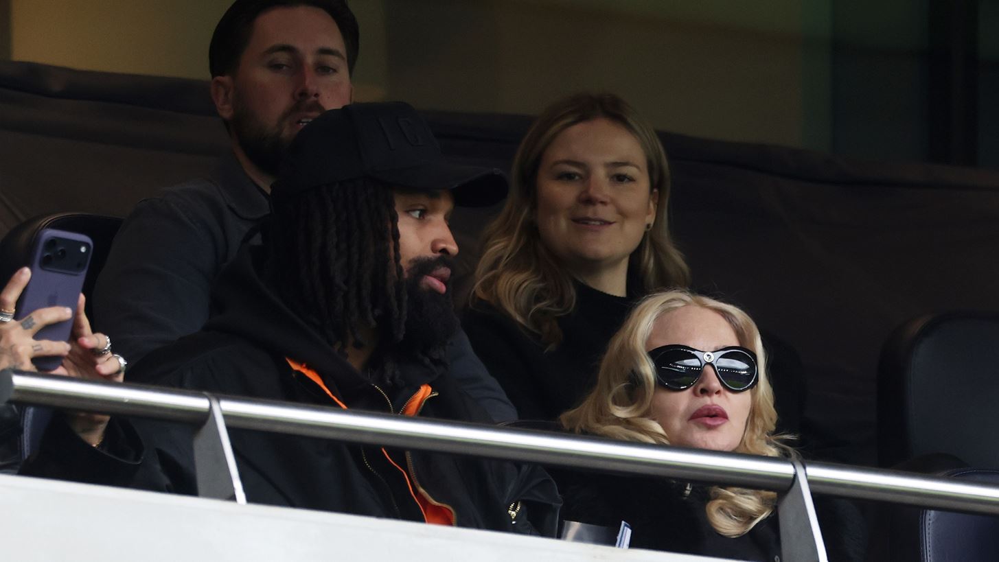 Madonna | Σπάνια εμφάνιση στο γήπεδο για τη βασίλισσα της ποπ μαζί με τις δίδυμες κόρες της