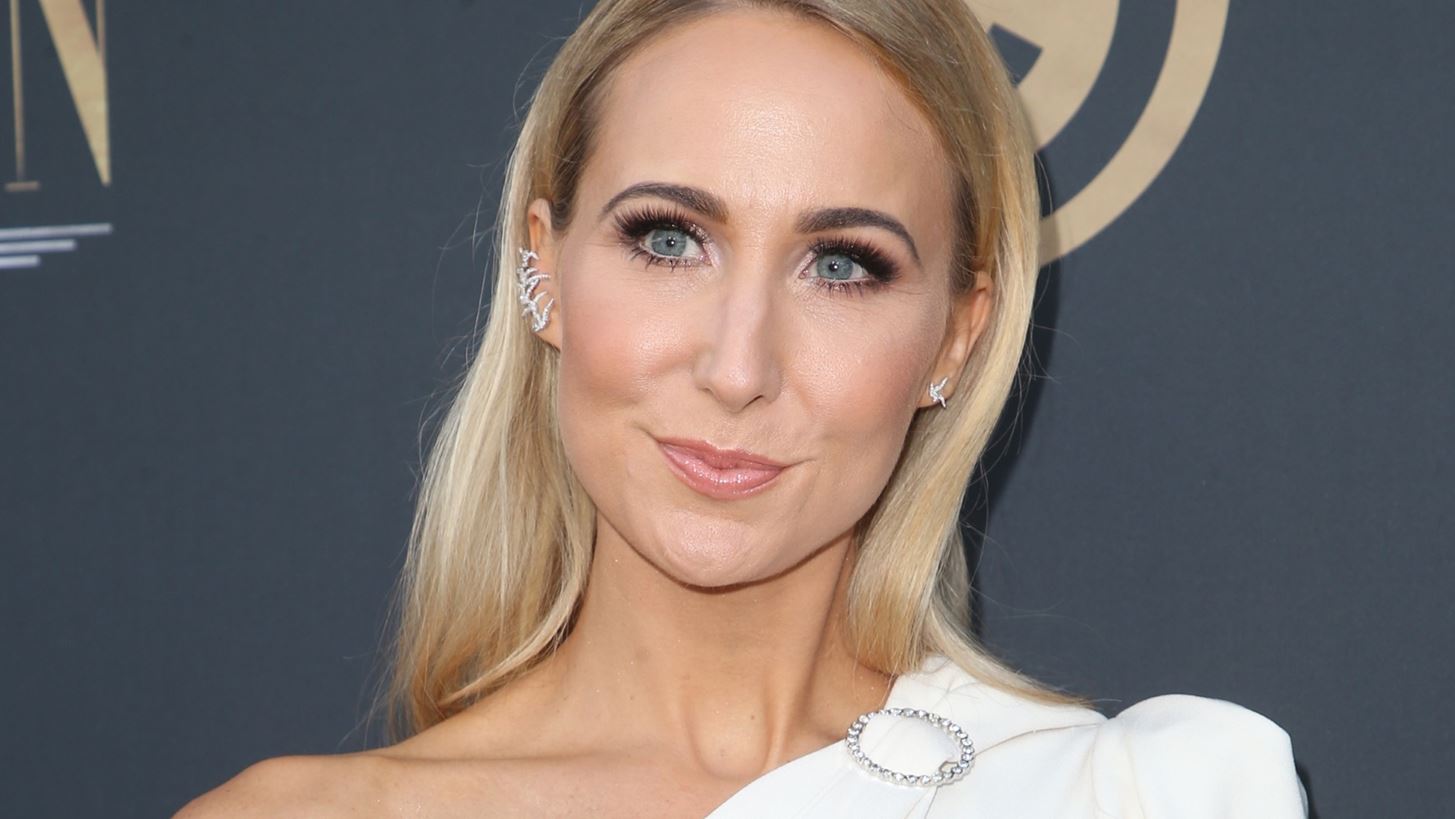 Nikki Glaser | &#x397; &#x3C0;&#x3BB;&#x3B1;&#x3C3;&#x3C4;&#x3B9;&#x3BA;&#x3AE; &#x3B5;&#x3C0;&#x3AD;&#x3BC;&#x3B2;&#x3B1;&#x3C3;&#x3B7; &#x3C0;&#x3BF;&#x3C5; &#x3B1;&#x3BD;&#x3AD;&#x3B2;&#x3B1;&#x3BB;&#x3B5; &#x3B3;&#x3B9;&#x3B1; &#x3BD;&#x3B1; &#x3C0;&#x3B1;&#x3C1;&#x3BF;&#x3C5;&#x3C3;&#x3B9;&#x3AC;&#x3C3;&#x3B5;&#x3B9; &#x3C4;&#x3B1; &#x3C6;&#x3B5;&#x3C4;&#x3B9;&#x3BD;&#x3AC; Golden Globes