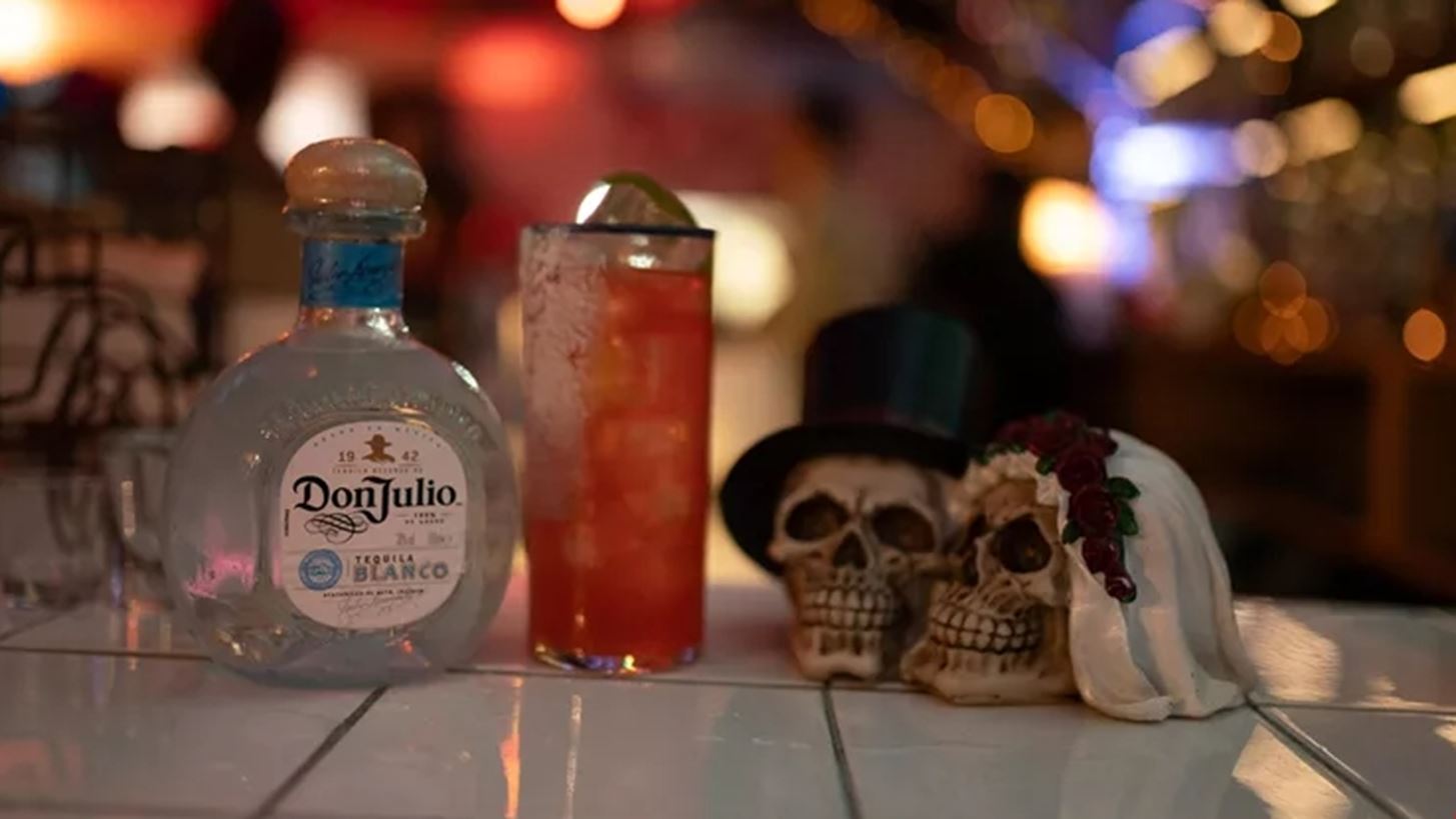 Dia de los Muertos! &#x39C;&#x3AF;&#x3B1; &#x3BE;&#x3AD;&#x3C6;&#x3C1;&#x3B5;&#x3BD;&#x3B7; &#x3B2;&#x3C1;&#x3B1;&#x3B4;&#x3B9;&#x3AC; &#x3BC;&#x3B5; &#x3BC;&#x3B5;&#x3BE;&#x3B9;&#x3BA;&#x3AC;&#x3BD;&#x3B9;&#x3BA;&#x3BF; &#x3C4;&#x3B1;&#x3C0;&#x3B5;&#x3C1;&#x3B1;&#x3BC;&#x3AD;&#x3BD;&#x3C4;&#x3BF; &#x3C0;&#x3B1;&#x3C1;&#x3AD;&#x3B1; &#x3BC;&#x3B5; &#x3C4;&#x3B7; Don Julio tequila