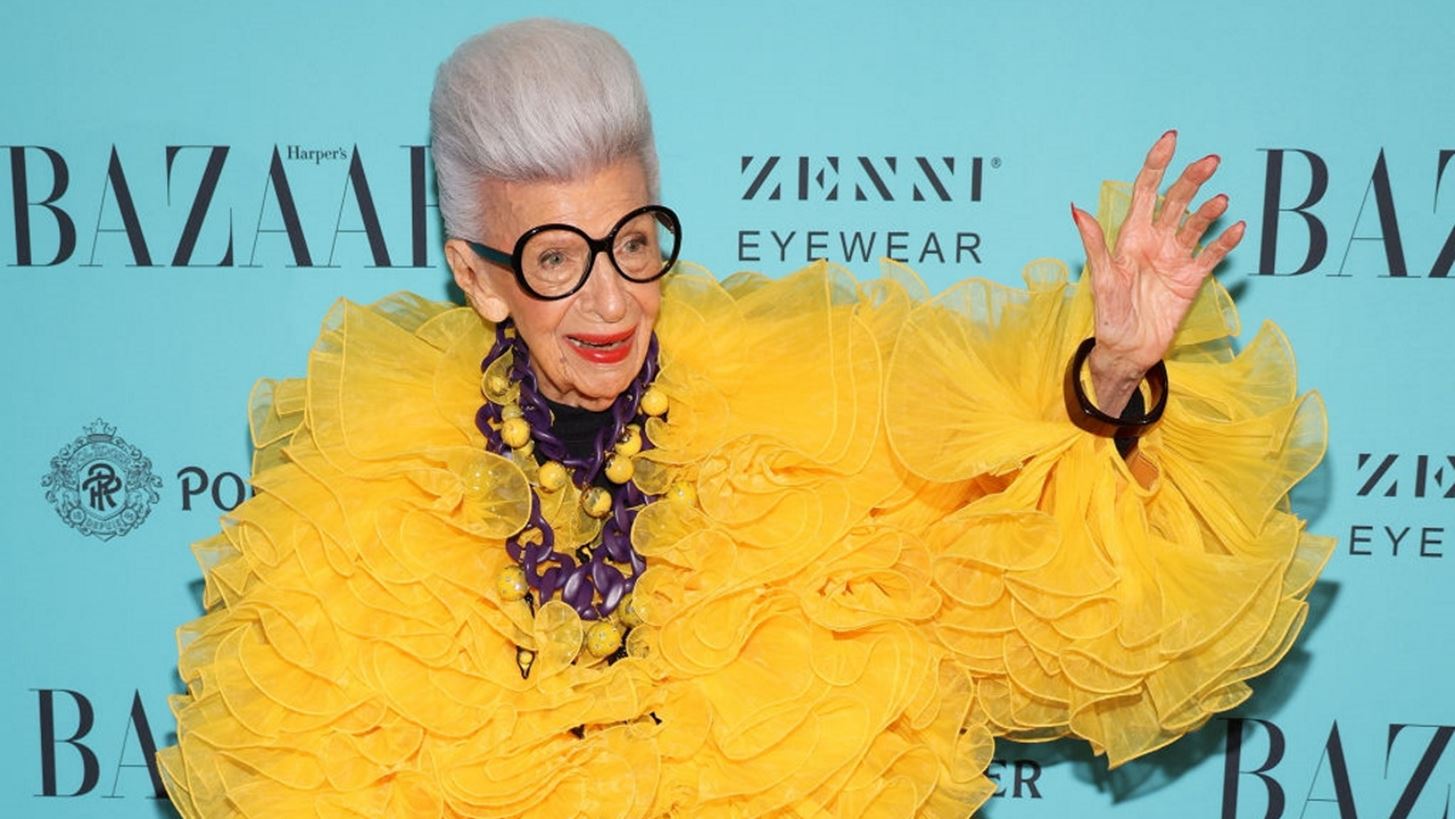 Iris Apfel | &#x39F; &#x3BF;&#x3AF;&#x3BA;&#x3BF;&#x3C2; Christie&#x27;s &#x3B4;&#x3B7;&#x3BC;&#x3BF;&#x3C0;&#x3C1;&#x3B1;&#x3C4;&#x3B5;&#x3AF; &#x3C4;&#x3B1; &#x3C0;&#x3B9;&#x3BF; iconic &#x3B1;&#x3BD;&#x3C4;&#x3B9;&#x3BA;&#x3B5;&#x3AF;&#x3BC;&#x3B5;&#x3BD;&#x3B1; &#x3B5;&#x3BD;&#x3CC;&#x3C2; fashion icon