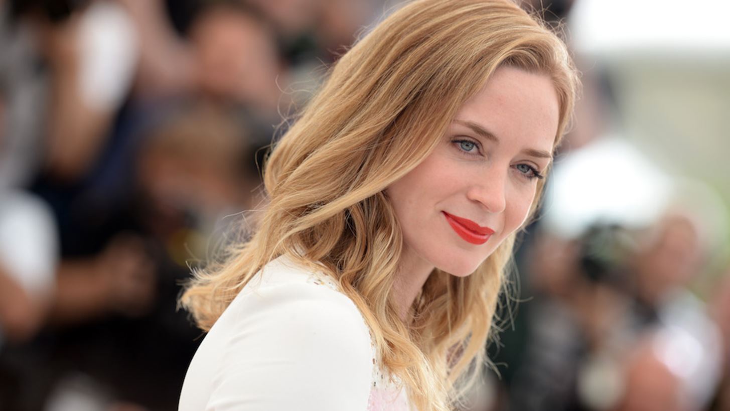 H Emily Blunt &#x3BC;&#x3B5;&#x3C4;&#x3B1;&#x3BC;&#x3BF;&#x3C1;&#x3C6;&#x3CE;&#x3B8;&#x3B7;&#x3BA;&#x3B5; &#x3C3;&#x3C4;&#x3B7;&#x3BD; Mary Poppins &#x3BA;&#x3B1;&#x3B9; &#x3B5;&#x3AF;&#x3BD;&#x3B1;&#x3B9; &#x3C5;&#x3C0;&#x3AD;&#x3C1;&#x3BF;&#x3C7;&#x3B7;!