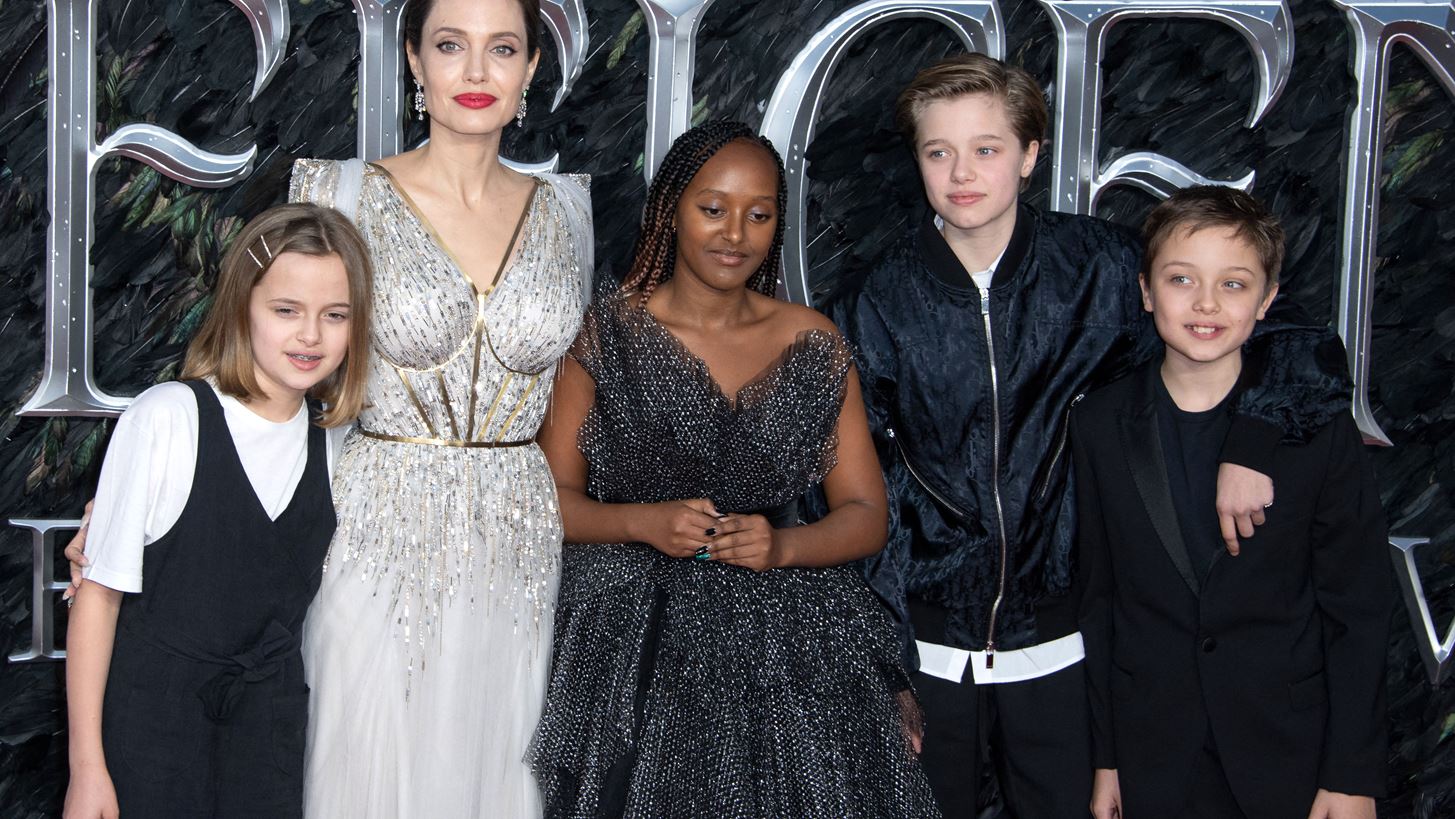Shiloh Jolie Pitt | &#x397; &#x3BE;&#x3B5;&#x3C7;&#x3C9;&#x3C1;&#x3B9;&#x3C3;&#x3C4;&#x3AE; &#x3B5;&#x3BC;&#x3C6;&#x3AC;&#x3BD;&#x3B9;&#x3C3;&#x3B7; &#x3C4;&#x3B7;&#x3C2; 15&#x3C7;&#x3C1;&#x3BF;&#x3BD;&#x3B7;&#x3C2; &#x3BA;&#x3CC;&#x3C1;&#x3B7;&#x3C2; &#x3C4;&#x3B7;&#x3C2; Angelina Jolie &#x3BC;&#x3B5; little black dress &#x3BA;&#x3B1;&#x3B9; sneakers
