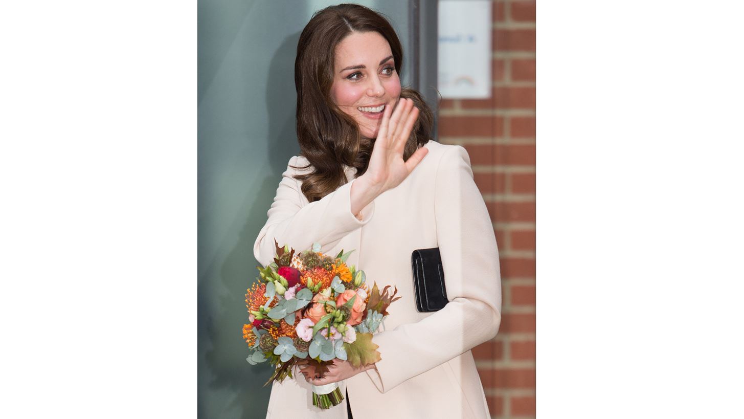 Kate Middleton: &#x39C;&#x3B5; &#x3C4;&#x3BF; &#x3AF;&#x3B4;&#x3B9;&#x3BF; &#x3BA;&#x3BF;&#x3BC;&#x3C8;&#x3CC; &#x3C0;&#x3B1;&#x3BD;&#x3C9;&#x3C6;&#x3CC;&#x3C1;&#x3B9; 3 &#x3C7;&#x3C1;&#x3CC;&#x3BD;&#x3B9;&#x3B1; &#x3BC;&#x3B5;&#x3C4;&#x3AC;