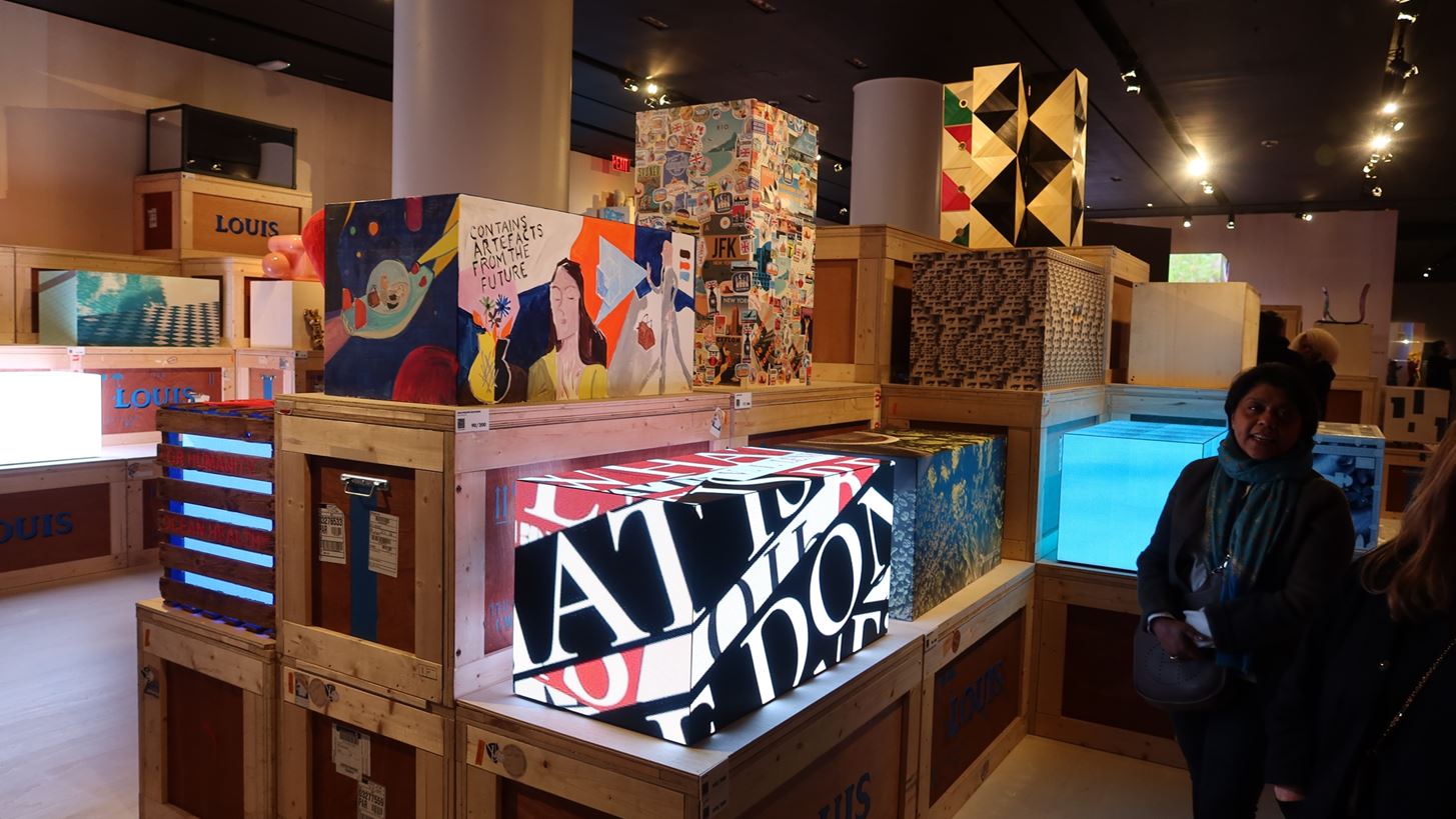 &quot;200 trunks, 200 visionaries: The Exhibition&quot; | &#x397; &#x3B5;&#x3BC;&#x3B2;&#x3BB;&#x3B7;&#x3BC;&#x3B1;&#x3C4;&#x3B9;&#x3BA;&#x3AE; &#x3AD;&#x3BA;&#x3B8;&#x3B5;&#x3C3;&#x3B7; &#x3C4;&#x3BF;&#x3C5; Louis Vuitton &#x3C3;&#x3C4;&#x3B7; &#x39D;&#x3AD;&#x3B1; &#x3A5;&#x3CC;&#x3C1;&#x3BA;&#x3B7;