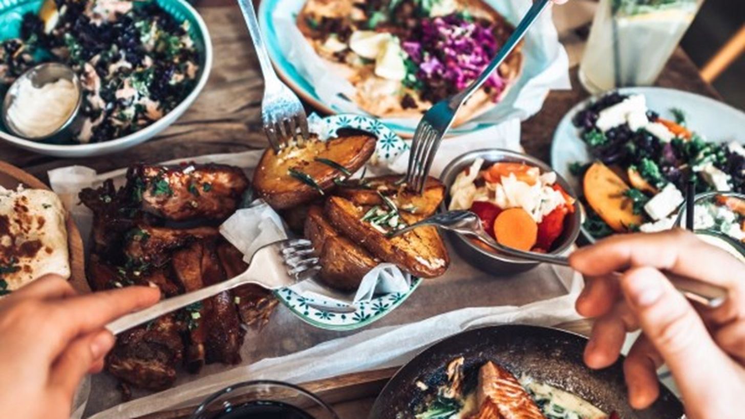 Τι να τρώω όταν βγαίνω έξω ή παίρνω delivery; Ρωτήσαμε 10 διαιτολόγους τι προτιμούν