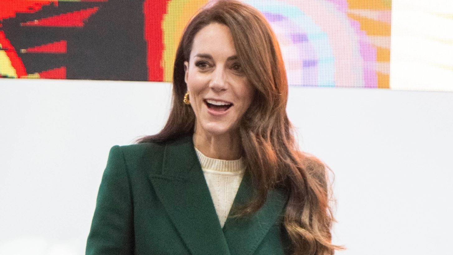 Η Kate Middleton με το τοπ που δεν πρέπει λείπει από καμία ανοιξιάτικη γκαρνταρόμπα