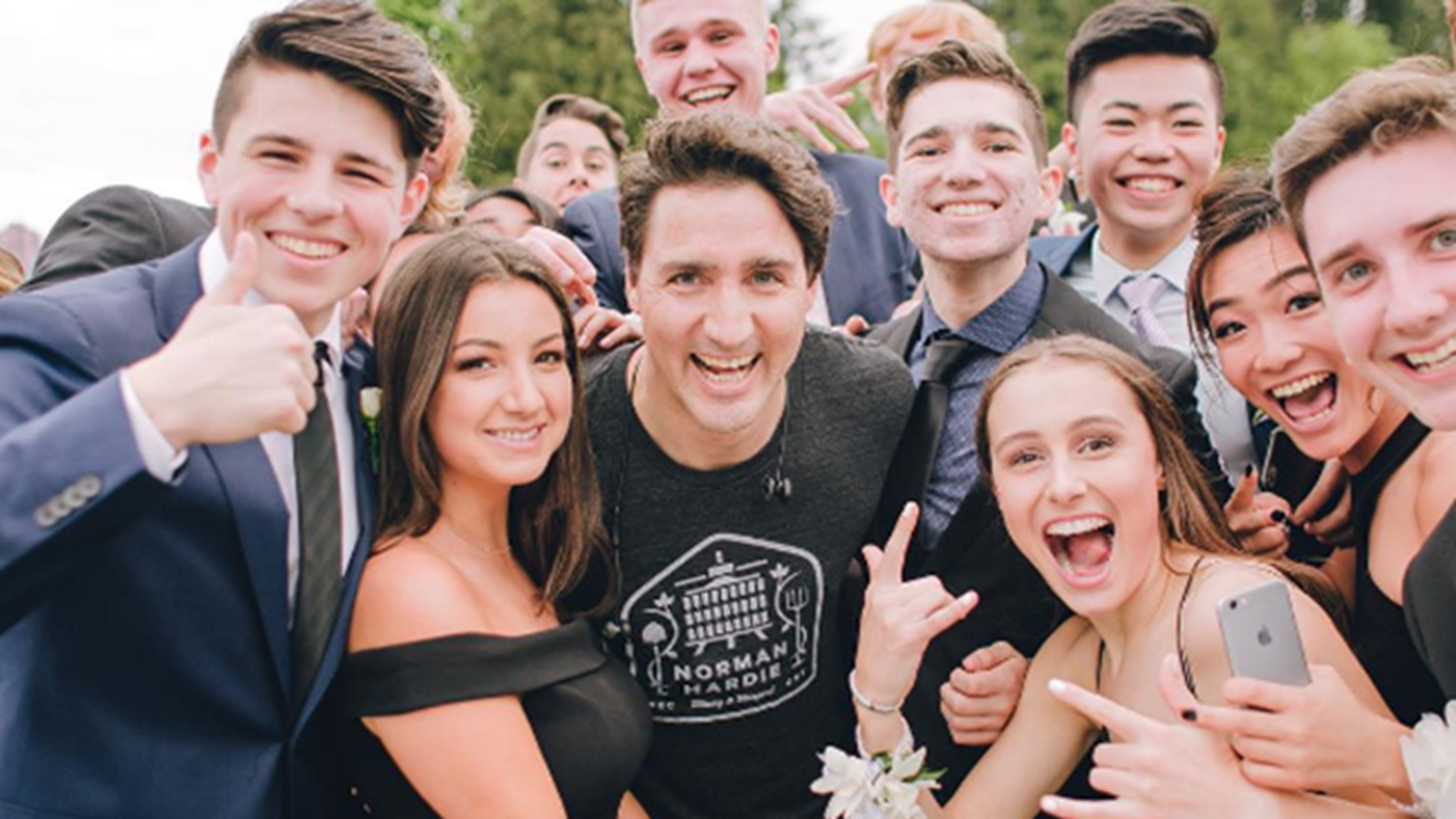 Justin Trudeau: &#x3A4;&#x3BF; &#x3B1;&#x3C0;&#x3AF;&#x3C3;&#x3C4;&#x3B5;&#x3C5;&#x3C4;&#x3BF; photobombing &#x3C3;&#x3B5; &#x3C3;&#x3C7;&#x3BF;&#x3BB;&#x3B9;&#x3BA;&#x3AE; &#x3C6;&#x3C9;&#x3C4;&#x3BF;&#x3B3;&#x3C1;&#x3B1;&#x3C6;&#x3AF;&#x3B1;!