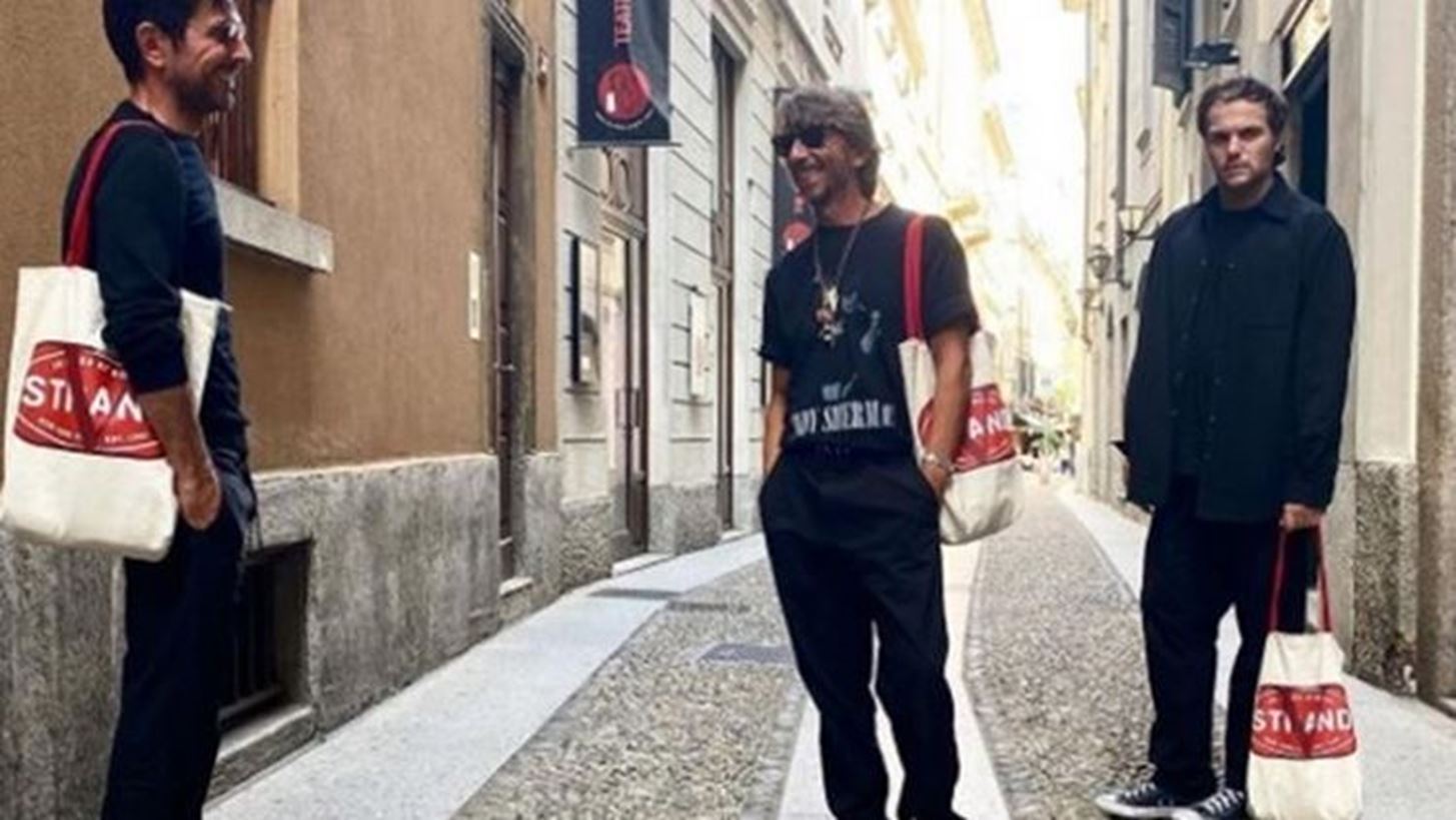 Strand X Valentino | &#x397; &#x3C3;&#x3C5;&#x3BB;&#x3BB;&#x3B5;&#x3BA;&#x3C4;&#x3B9;&#x3BA;&#x3AE; tote bag &#x3C4;&#x3BF;&#x3C5; &#x3B2;&#x3B9;&#x3B2;&#x3BB;&#x3B9;&#x3BF;&#x3C0;&#x3C9;&#x3BB;&#x3B5;&#x3AF;&#x3BF;&#x3C5; &#x3C6;&#x3AD;&#x3C1;&#x3B5;&#x3B9; &#x3C4;&#x3B7;&#x3BD; &#x3C5;&#x3C0;&#x3BF;&#x3B3;&#x3C1;&#x3B1;&#x3C6;&#x3AE; &#x3C4;&#x3BF;&#x3C5; Pierpaolo Piccioli