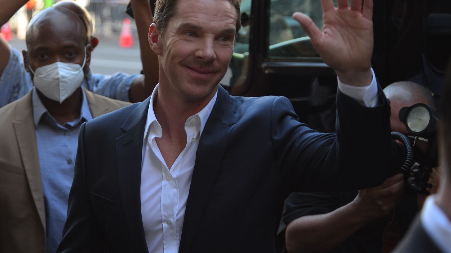 Benedict Cumberbatch | &#x391;&#x3C0;&#x3BF;&#x3BA;&#x3AC;&#x3BB;&#x3C5;&#x3C8;&#x3B5; &#x3C3;&#x3C4;&#x3BF; Saturday Night Live &#x3CC;&#x3C4;&#x3B9; &#x3B7; &#x3BC;&#x3B7;&#x3C4;&#x3AD;&#x3C1;&#x3B1; &#x3C4;&#x3BF;&#x3C5; &#x3BA;&#x3AC;&#x3BD;&#x3B5;&#x3B9; &#x3B4;&#x3B9;&#x3B1;&#x3BA;&#x3BF;&#x3C0;&#x3AD;&#x3C2; &#x3C3;&#x3C4;&#x3B7;&#x3BD; &#x395;&#x3BB;&#x3BB;&#x3AC;&#x3B4;&#x3B1;