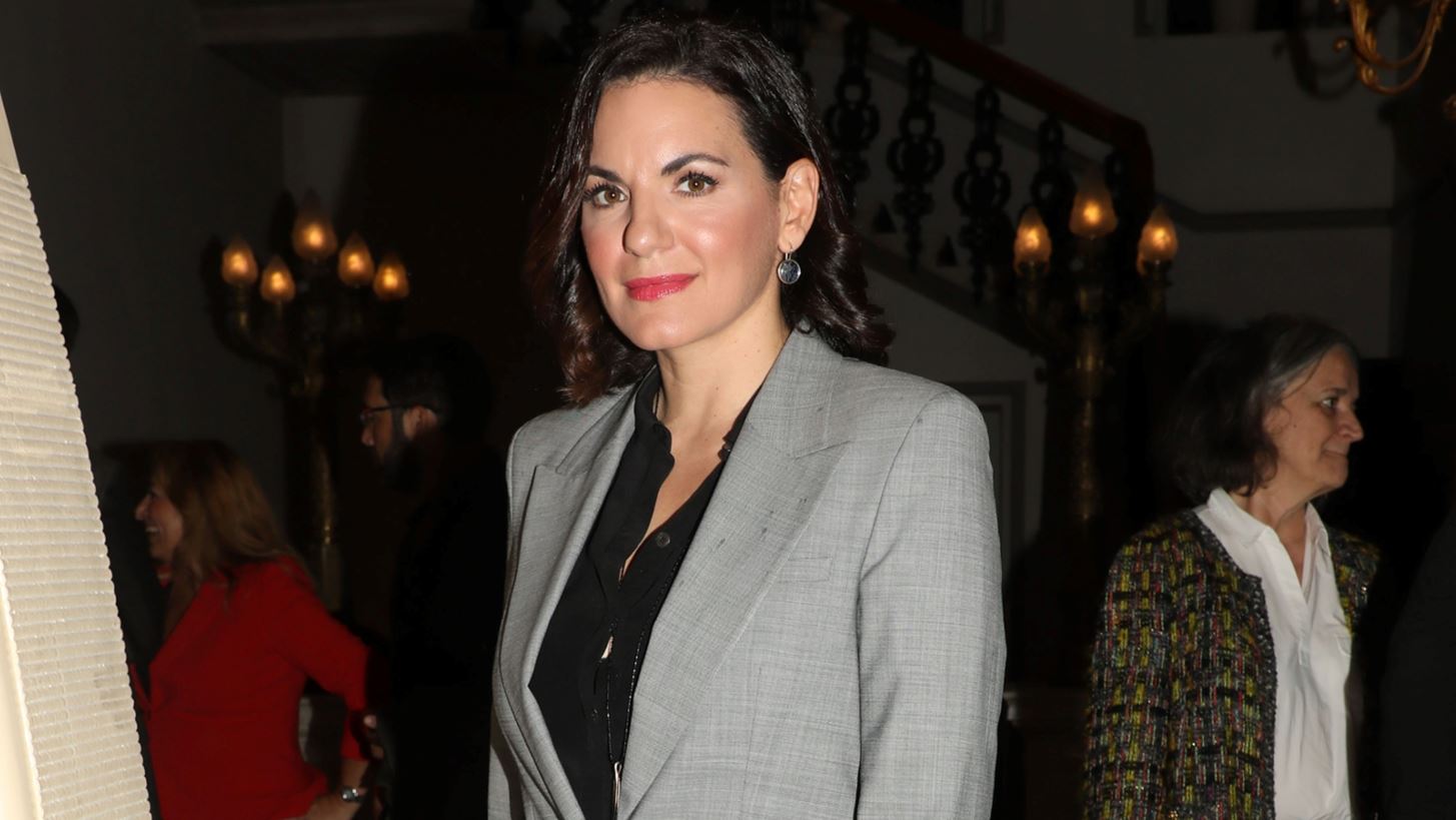 Όλγα Κεφαλογιάννη | Η casual chic εμφάνιση με κάπα