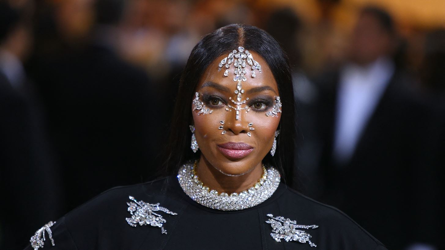 &#x397; Naomi Campbell &#x3C6;&#x3CC;&#x3C1;&#x3B5;&#x3C3;&#x3B5; &#x3AD;&#x3BD;&#x3B1; choker 6,6 &#x3B5;&#x3BA;&#x3B1;&#x3C4;&#x3BF;&#x3BC;&#x3BC;&#x3C5;&#x3C1;&#x3AF;&#x3C9;&#x3BD; &#x3B4;&#x3BF;&#x3BB;&#x3B1;&#x3C1;&#x3AF;&#x3C9;&#x3BD; &#x3C3;&#x3C4;&#x3BF; Met Gala