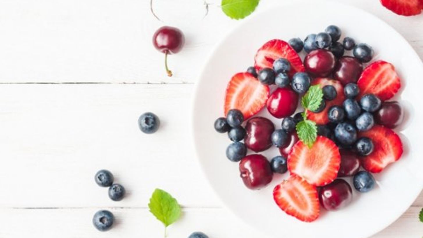 Πόσα φρούτα μπορώ να τρώω; Ολόκληρα, σε smoothie ή χυμό;