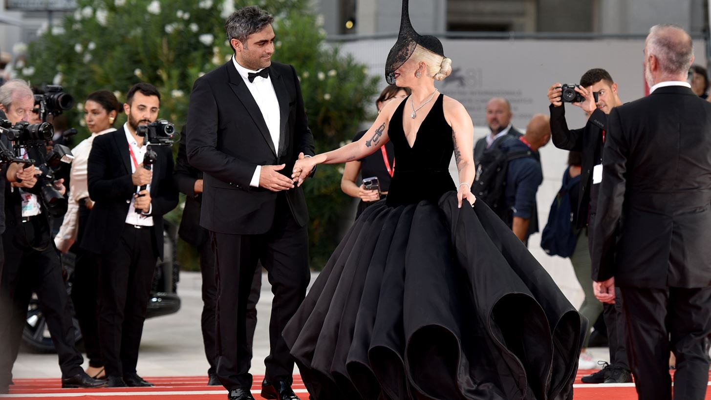 Lady Gaga | &#x395;&#x3BA;&#x3B8;&#x3B1;&#x3BC;&#x3B2;&#x3C9;&#x3C4;&#x3B9;&#x3BA;&#x3AE; &#x3C3;&#x3C4;&#x3BF; &#x3BA;&#x3CC;&#x3BA;&#x3BA;&#x3B9;&#x3BD;&#x3BF; &#x3C7;&#x3B1;&#x3BB;&#x3AF; &#x3C4;&#x3BF;&#x3C5; &#x3A6;&#x3B5;&#x3C3;&#x3C4;&#x3B9;&#x3B2;&#x3AC;&#x3BB; &#x39A;&#x3B9;&#x3BD;&#x3B7;&#x3BC;&#x3B1;&#x3C4;&#x3BF;&#x3B3;&#x3C1;&#x3AC;&#x3C6;&#x3BF;&#x3C5; &#x3C4;&#x3B7;&#x3C2; &#x392;&#x3B5;&#x3BD;&#x3B5;&#x3C4;&#x3AF;&#x3B1;&#x3C2; &#x3BC;&#x3B5; custom Dior