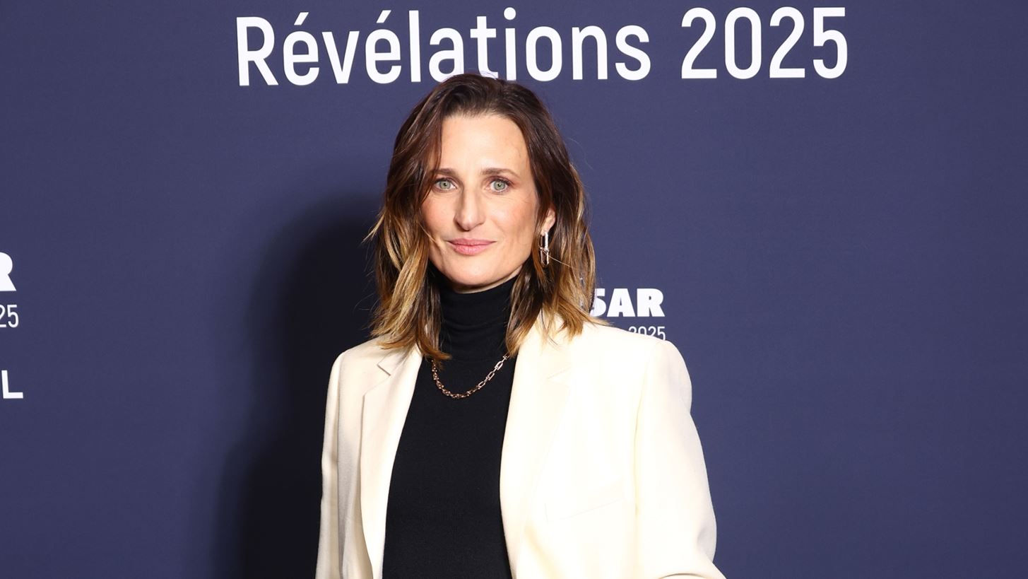 Camille Cottin | Στα αποκαλυπτήρια των υποψηφιοτήτων César με κοστούμι στο πιο chic χρώμα