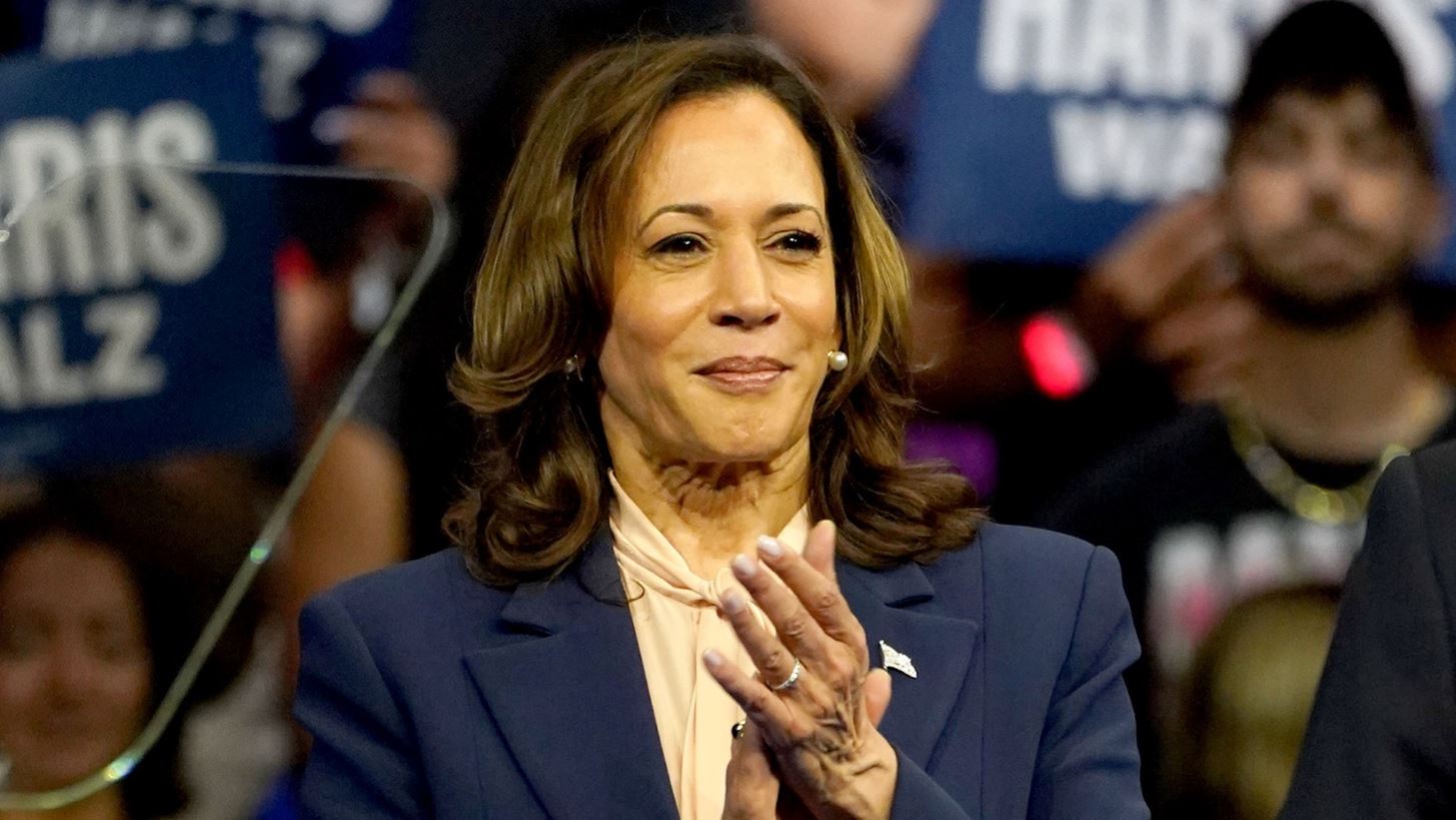 Kamala Harris | &#x391;&#x3C0;&#x3B1;&#x3BD;&#x3C4;&#x3AC; &#x3C3;&#x3C4;&#x3BF;&#x3C5;&#x3C2; &#x3B5;&#x3C0;&#x3B9;&#x3BA;&#x3C1;&#x3B9;&#x3C4;&#x3AD;&#x3C2; &#x3C4;&#x3B7;&#x3C2; &#x3C3;&#x3C7;&#x3B5;&#x3C4;&#x3B9;&#x3BA;&#x3AC; &#x3BC;&#x3B5; &#x3C4;&#x3B7; &#x3B8;&#x3B5;&#x3C4;&#x3AE; &#x3BA;&#x3CC;&#x3C1;&#x3B7; &#x3C4;&#x3B7;&#x3C2;, Ella Emhoff