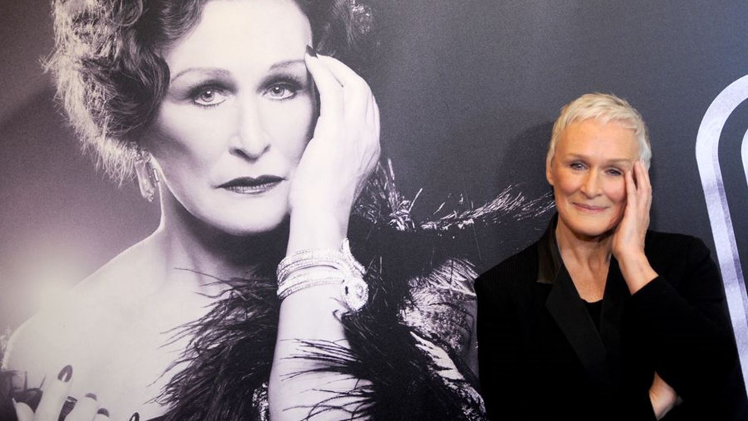 Glenn Close: &#x394;&#x3B9;&#x3AD;&#x3BA;&#x3BF;&#x3C8;&#x3B5; &#x3C4;&#x3B7;&#x3BD; &#x3C0;&#x3B1;&#x3C1;&#x3AC;&#x3C3;&#x3C4;&#x3B1;&#x3C3;&#x3B7; &#x3B3;&#x3B9;&#x3B1; &#x3BD;&#x3B1; &#x3B5;&#x3C0;&#x3B9;&#x3C0;&#x3BB;&#x3AE;&#x3BE;&#x3B5;&#x3B9; &#x3B8;&#x3B5;&#x3B1;&#x3C4;&#x3AE; &#x3C0;&#x3BF;&#x3C5; &#x3AD;&#x3B2;&#x3B3;&#x3B1;&#x3B6;&#x3B5; &#x3C6;&#x3C9;&#x3C4;&#x3BF;&#x3B3;&#x3C1;&#x3B1;&#x3C6;&#x3AF;&#x3B5;&#x3C2;