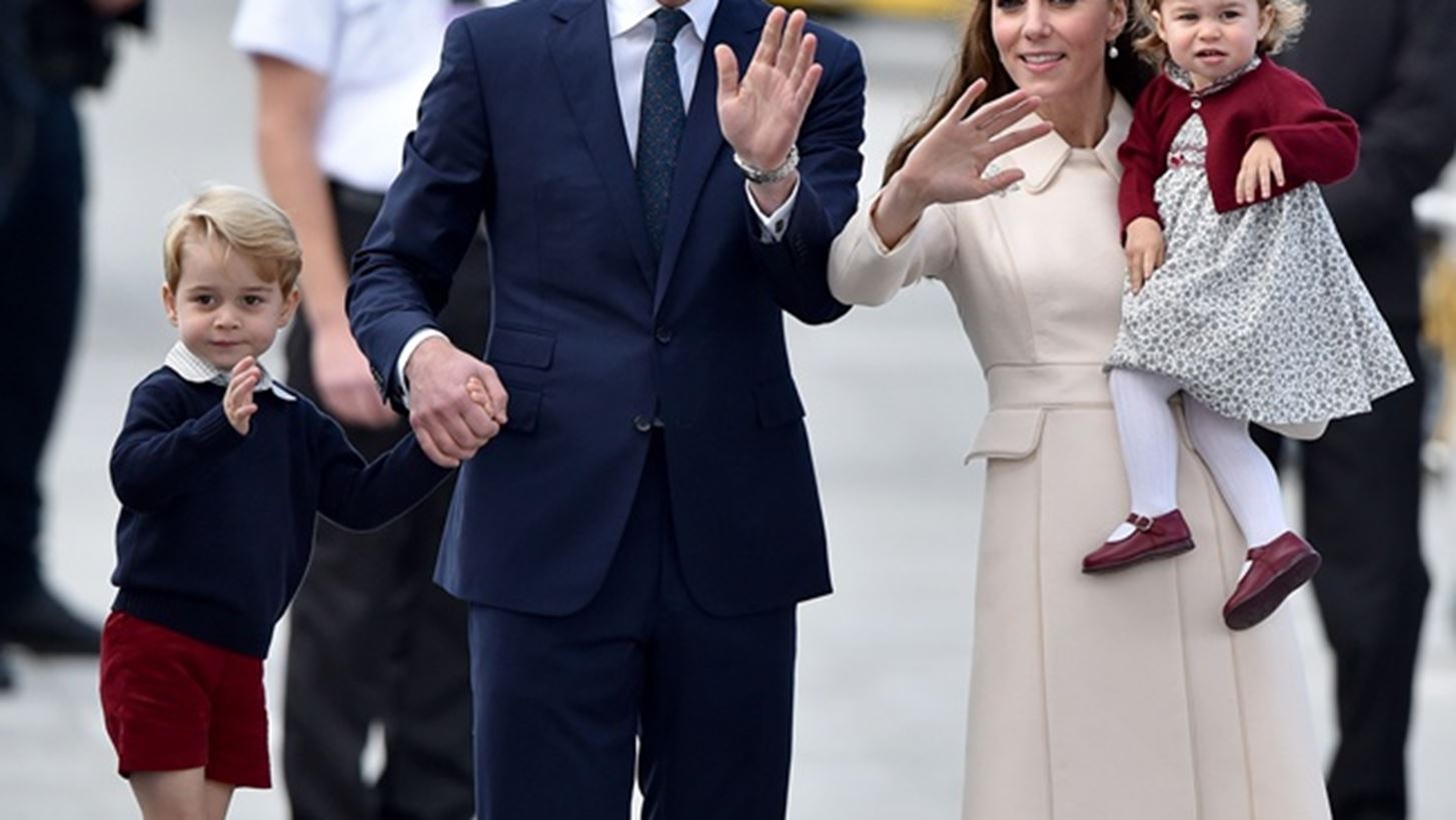 Kate Middleton: &#x39C;&#x3B1;&#x3B6;&#x3AF; &#x3BC;&#x3B5; &#x3C4;&#x3B1; &#x3C0;&#x3B1;&#x3B9;&#x3B4;&#x3B9;&#x3AC; &#x3C3;&#x3C4;&#x3BF; &#x3C4;&#x3B1;&#x3BE;&#x3AF;&#x3B4;&#x3B9; &#x3C3;&#x3C4;&#x3B7;&#x3BD; &#x395;&#x3C5;&#x3C1;&#x3CE;&#x3C0;&#x3B7;