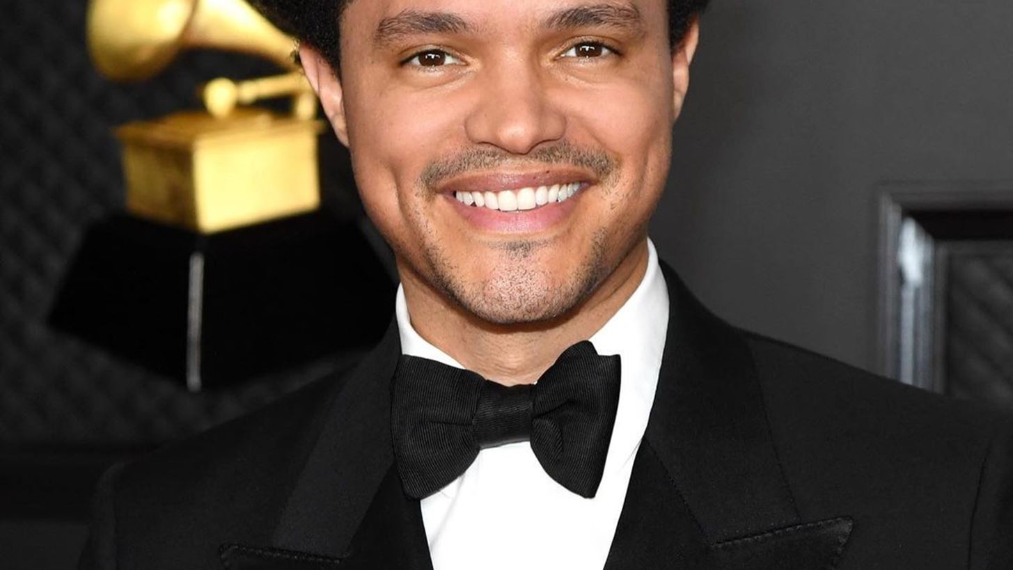 Grammy Awards | To &#x3B1;&#x3C3;&#x3C4;&#x3B5;&#x3AF;&#x3BF; &#x3C4;&#x3BF;&#x3C5; Trevor Noah &#x3B5;&#x3C0;&#x3AF; &#x3C3;&#x3BA;&#x3B7;&#x3BD;&#x3AE;&#x3C2; &#x3B3;&#x3B9;&#x3B1; &#x3C4;&#x3B7; &#x3B2;&#x3B1;&#x3C3;&#x3B9;&#x3BB;&#x3B9;&#x3BA;&#x3AE; &#x3BF;&#x3B9;&#x3BA;&#x3BF;&#x3B3;&#x3AD;&#x3BD;&#x3B5;&#x3B9;&#x3B1;