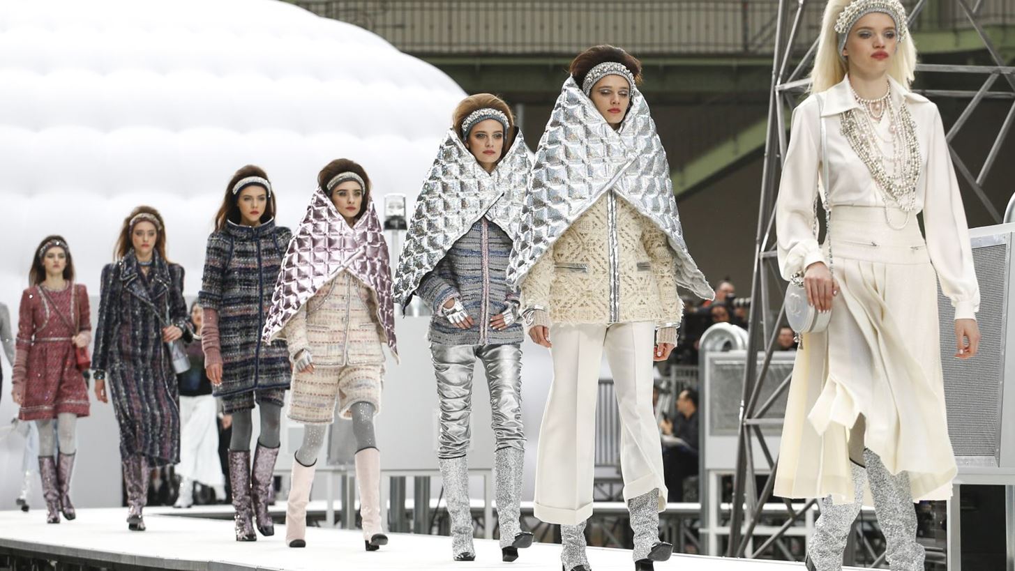 O &#x3BF;&#x3AF;&#x3BA;&#x3BF;&#x3C2; Chanel &#x3B1;&#x3BD;&#x3B1;&#x3BA;&#x3BF;&#x3AF;&#x3BD;&#x3C9;&#x3C3;&#x3B5; &#x3AE;&#x3B4;&#x3B7; &#x3C4;&#x3B7;&#x3BD; &#x3C4;&#x3BF;&#x3C0;&#x3BF;&#x3B8;&#x3B5;&#x3C3;&#x3AF;&#x3B1; &#x3C4;&#x3BF;&#x3C5; &#x3B5;&#x3C0;&#x3CC;&#x3BC;&#x3B5;&#x3BD;&#x3BF;&#x3C5; (&#x3C6;&#x3B1;&#x3BD;&#x3C4;&#x3B1;&#x3C3;&#x3BC;&#x3B1;&#x3B3;&#x3BF;&#x3C1;&#x3B9;&#x3BA;&#x3BF;&#x3CD;) show &#x3C4;&#x3BF;&#x3C5;