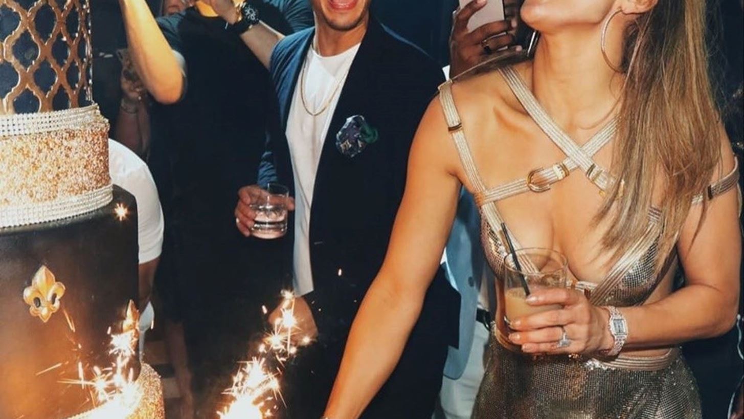 &#x3A4;&#x3BF; &#x3BB;&#x3B1;&#x3BC;&#x3C0;&#x3B5;&#x3C1;&#x3CC; &#x3C0;&#x3AC;&#x3C1;&#x3C4;&#x3B9; &#x3C4;&#x3B7;&#x3C2; Jennifer Lopez &#x3B3;&#x3B9;&#x3B1; &#x3C4;&#x3B1; 50&#x3B1; &#x3B3;&#x3B5;&#x3BD;&#x3AD;&#x3B8;&#x3BB;&#x3B9;&#x3B1; &#x3C4;&#x3B7;&#x3C2;