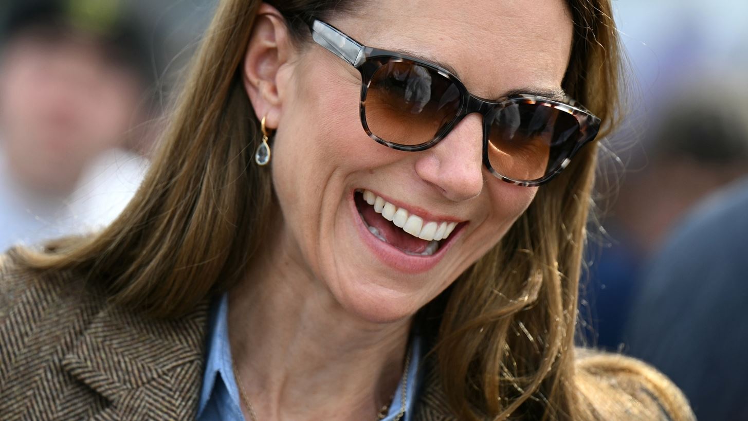 Kate Middleton | &#x3A4;&#x3B9; &#x3C3;&#x3C5;&#x3BC;&#x3B2;&#x3BF;&#x3BB;&#x3AF;&#x3B6;&#x3BF;&#x3C5;&#x3BD; &#x3C4;&#x3B1; &#x3BA;&#x3BF;&#x3C3;&#x3BC;&#x3AE;&#x3BC;&#x3B1;&#x3C4;&#x3B1; &#x3C0;&#x3BF;&#x3C5; &#x3B5;&#x3C0;&#x3AD;&#x3BB;&#x3B5;&#x3BE;&#x3B5; &#x3C3;&#x3C4;&#x3B7;&#x3BD; &#x3B5;&#x3C0;&#x3AD;&#x3C4;&#x3B5;&#x3B9;&#x3BF; &#x3B3;&#x3AC;&#x3BC;&#x3BF;&#x3C5; &#x3C4;&#x3B7;&#x3C2; &#x3BC;&#x3B5; &#x3C4;&#x3BF;&#x3BD; &#x3C0;&#x3C1;&#x3AF;&#x3B3;&#x3BA;&#x3B9;&#x3C0;&#x3B1; William;
