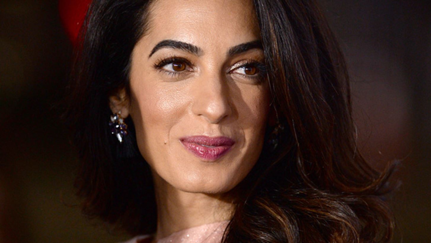 Amal Alamuddin: &#x395;&#x3C0;&#x3B9;&#x3B2;&#x3B5;&#x3B2;&#x3B1;&#x3B9;&#x3CE;&#x3B8;&#x3B7;&#x3BA;&#x3B5; &#x3B7; &#x3B5;&#x3B3;&#x3BA;&#x3C5;&#x3BC;&#x3BF;&#x3C3;&#x3CD;&#x3BD;&#x3B7; &#x3C4;&#x3B7;&#x3C2; &#x3C3;&#x3B5; &#x3B4;&#x3AF;&#x3B4;&#x3C5;&#x3BC;&#x3B1;