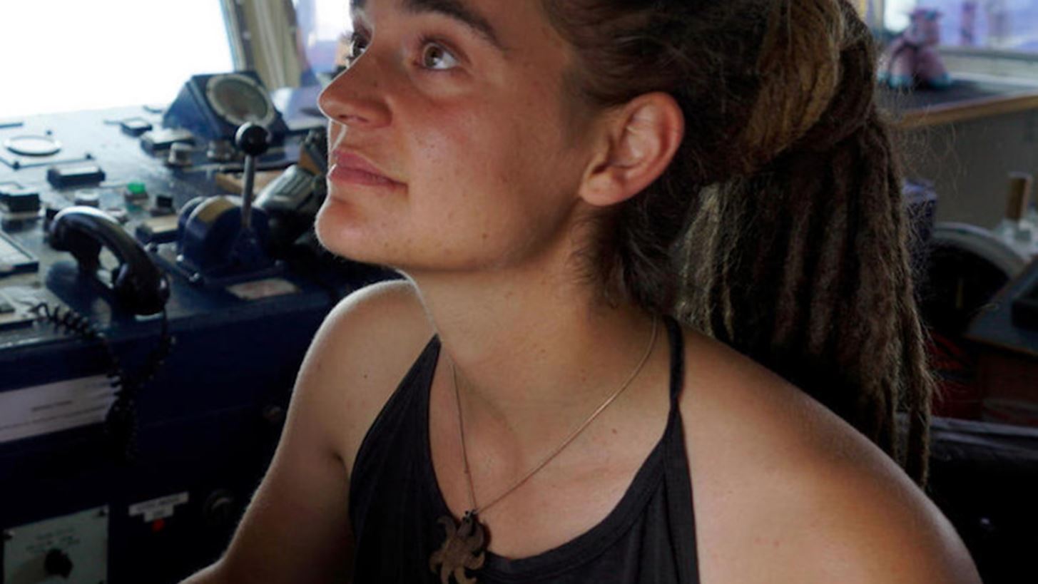 Carola Rackete: &#x3A0;&#x3BF;&#x3B9;&#x3AC; &#x3B5;&#x3AF;&#x3BD;&#x3B1;&#x3B9; &#x3B7; &#x393;&#x3B5;&#x3C1;&#x3BC;&#x3B1;&#x3BD;&#x3AF;&#x3B4;&#x3B1; &#x3BA;&#x3B1;&#x3C0;&#x3B5;&#x3C4;&#x3AC;&#x3BD;&#x3B9;&#x3C3;&#x3C3;&#x3B1; &#x3B3;&#x3B9;&#x3B1; &#x3C4;&#x3B7;&#x3BD; &#x3BF;&#x3C0;&#x3BF;&#x3AF;&#x3B1; &#x3BC;&#x3B9;&#x3BB;&#x3BF;&#x3CD;&#x3BD; &#x3CC;&#x3BB;&#x3B1; &#x3C4;&#x3B1; &#x3B4;&#x3B9;&#x3B5;&#x3B8;&#x3BD;&#x3AE; &#x3BC;&#x3AD;&#x3C3;&#x3B1;