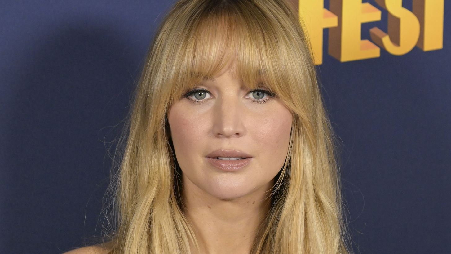 Jennifer Lawrence | &#x3A4;o &#x3B1;&#x3B3;&#x3B1;&#x3C0;&#x3B7;&#x3BC;&#x3AD;&#x3BD;o &#x3C4;&#x3B7;&#x3C2; foundation &#x3C3;&#x3B5; &#x3BC;&#x3BF;&#x3C1;&#x3C6;&#x3AE; stick &#x3B3;&#x3B9;&#x3B1; &#x3BB;&#x3B5;&#x3AF;&#x3B1; &#x3B5;&#x3C0;&#x3B9;&#x3B4;&#x3B5;&#x3C1;&#x3BC;&#x3AF;&#x3B4;&#x3B1; &#x3C7;&#x3C9;&#x3C1;&#x3AF;&#x3C2; &#x3B1;&#x3C4;&#x3AD;&#x3BB;&#x3B5;&#x3B9;&#x3B5;&#x3C2;