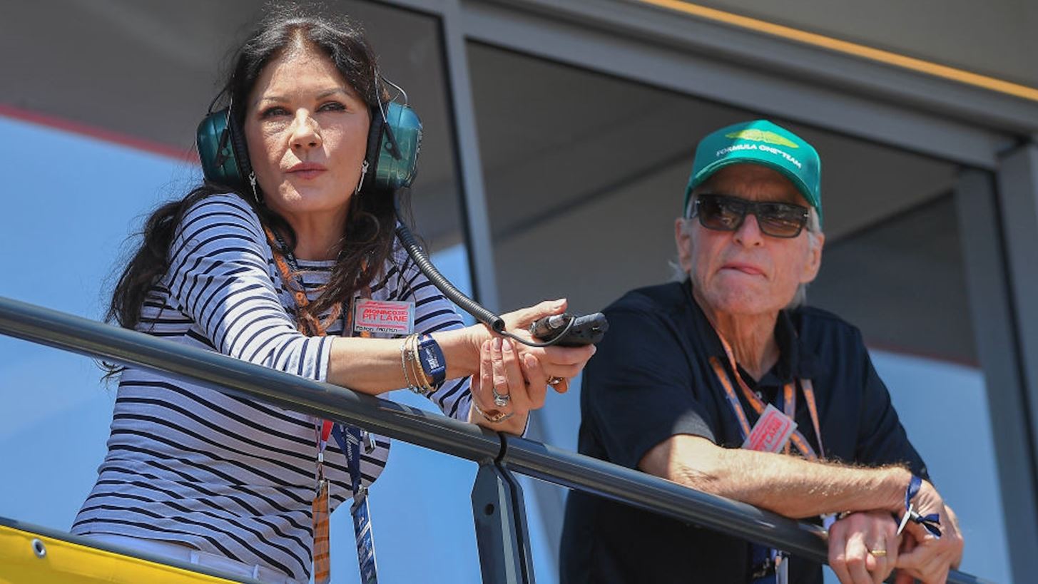 H Catherine Zeta Jones &#x3B1;&#x3C0;&#x3BF;&#x3BA;&#x3AC;&#x3BB;&#x3C5;&#x3C8;&#x3B5; &#x3C4;&#x3BF; &#x3BC;&#x3C5;&#x3C3;&#x3C4;&#x3B9;&#x3BA;&#x3CC; &#x3C4;&#x3BF;&#x3C5; &#x3B3;&#x3AC;&#x3BC;&#x3BF;&#x3C5; &#x3C4;&#x3B7;&#x3C2; &#x3BC;&#x3B5; &#x3C4;&#x3BF;&#x3BD; Michael Douglas