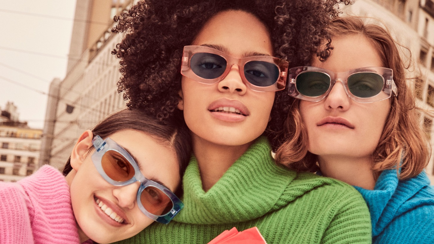 Sunglasses styling | &#x397; &#x3BD;&#x3AD;&#x3B1; &#x3C4;&#x3AC;&#x3C3;&#x3B7; &#x3C3;&#x3C4;&#x3B1; &#x3B3;&#x3C5;&#x3B1;&#x3BB;&#x3B9;&#x3AC; &#x3C0;&#x3C1;&#x3BF;&#x3C4;&#x3B5;&#x3AF;&#x3BD;&#x3B5;&#x3B9; twinning &#x3BC;&#x3B5; &#x3C4;&#x3B9;&#x3C2; &#x3C6;&#x3AF;&#x3BB;&#x3B5;&#x3C2; &#x3C3;&#x3BF;&#x3C5;